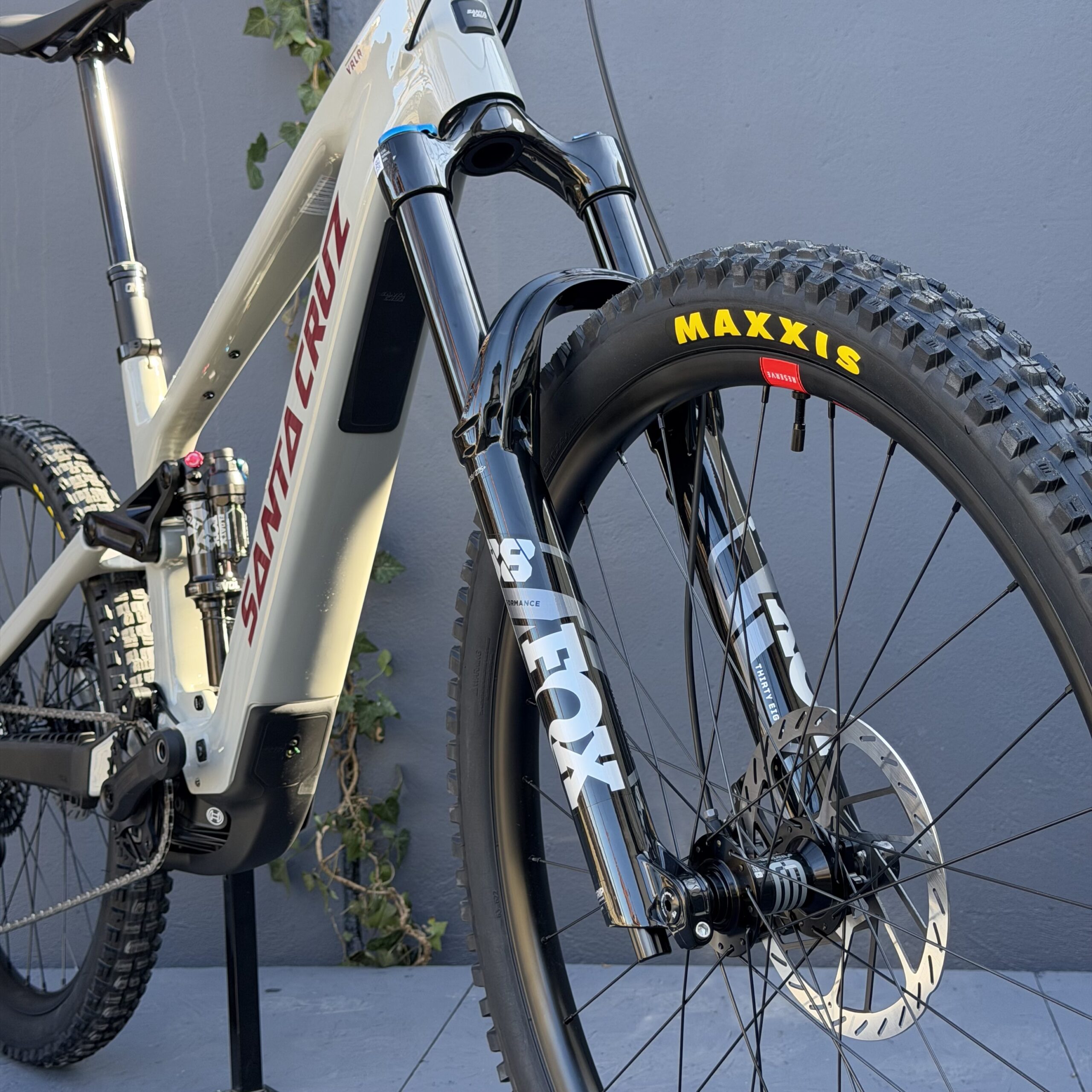 SANTA CRUZ Vala 90 C | 2026 | Gloss Crimson Grey – Image 3