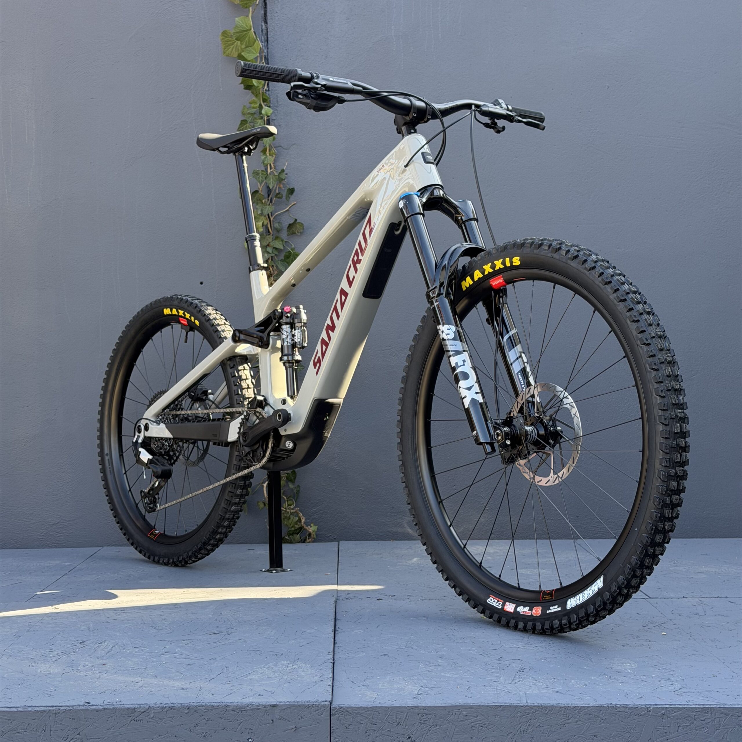 SANTA CRUZ Vala 90 C | 2026 | Gloss Crimson Grey