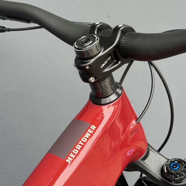 SANTA CRUZ Megatower 2 2025 29" | GX AXS RSV | Gloss Crimson – Image 6