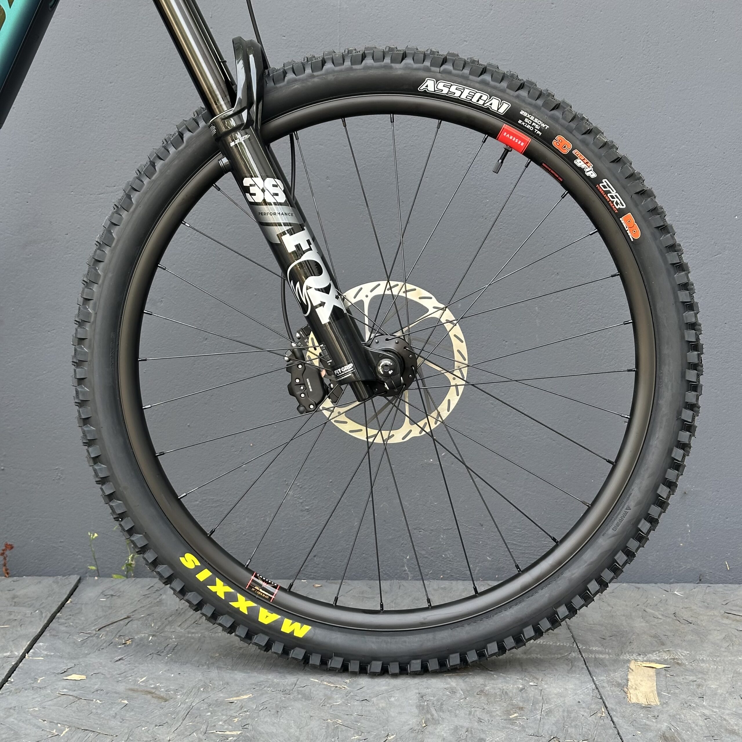 SANTA CRUZ Bullit 90 C | 2026 | Matte Teal Sparkle – Image 10