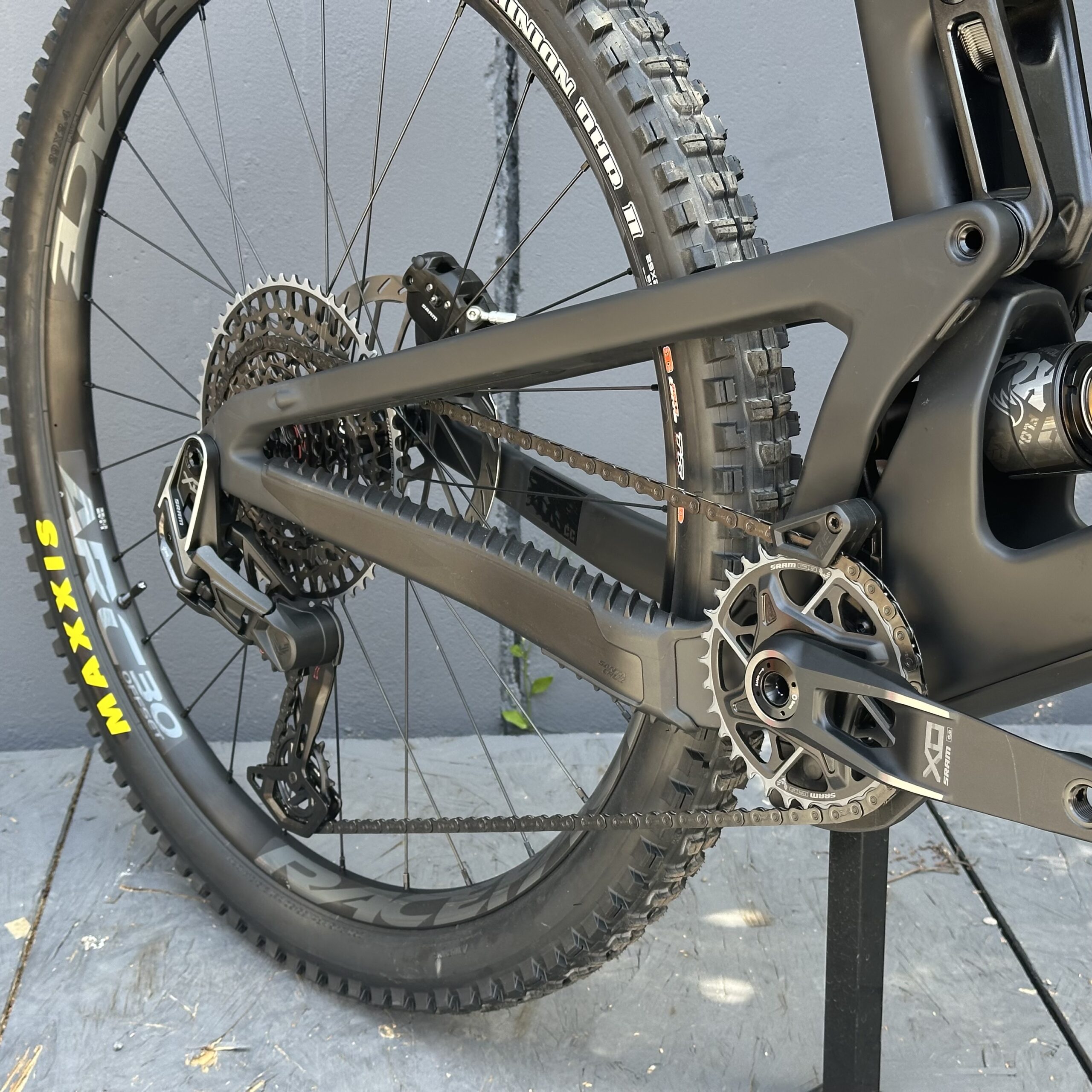 Megatower X0 AXS | SANTA CRUZ 2025 | Matte Black – Image 5
