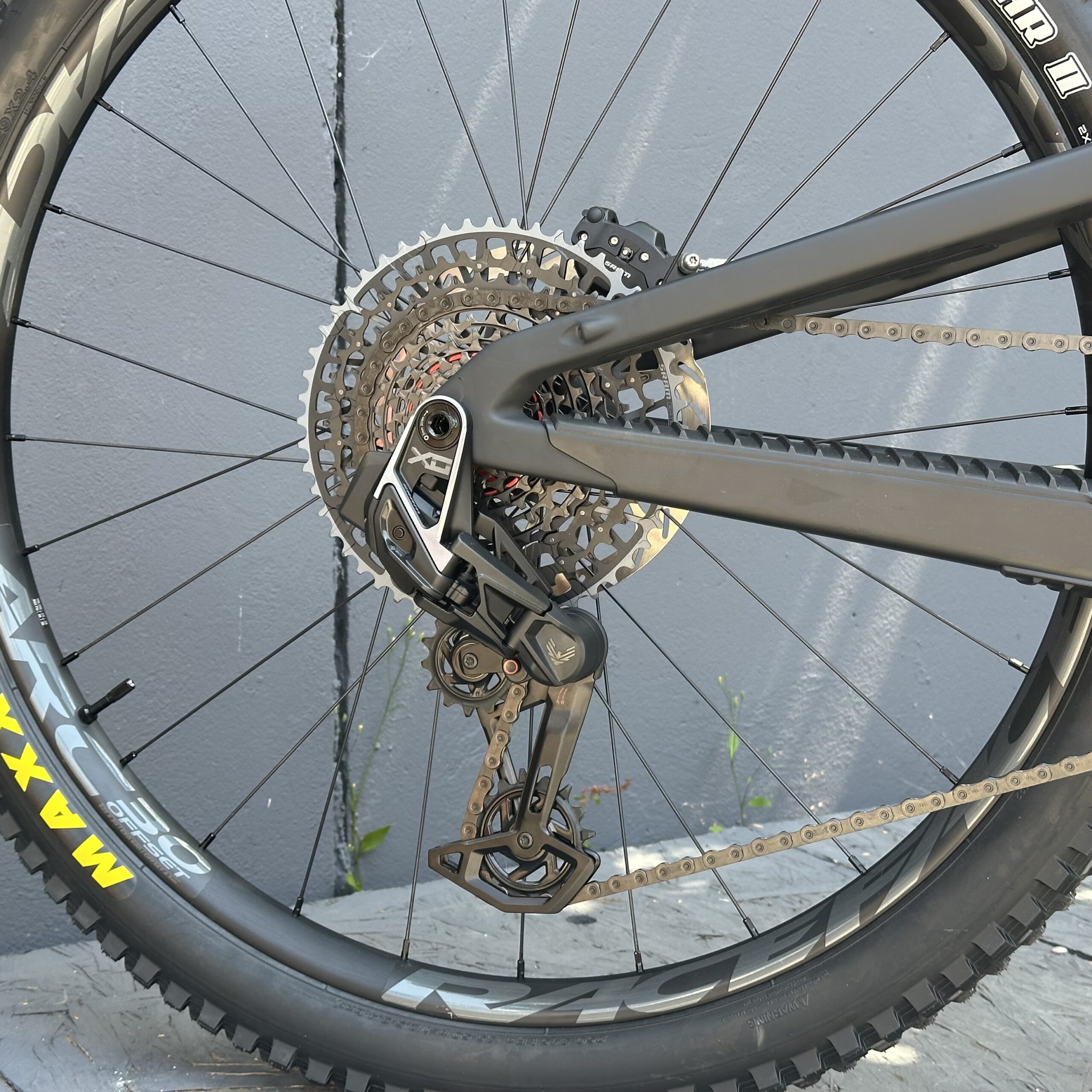 Megatower X0 AXS | SANTA CRUZ 2025 | Matte Black – Image 7
