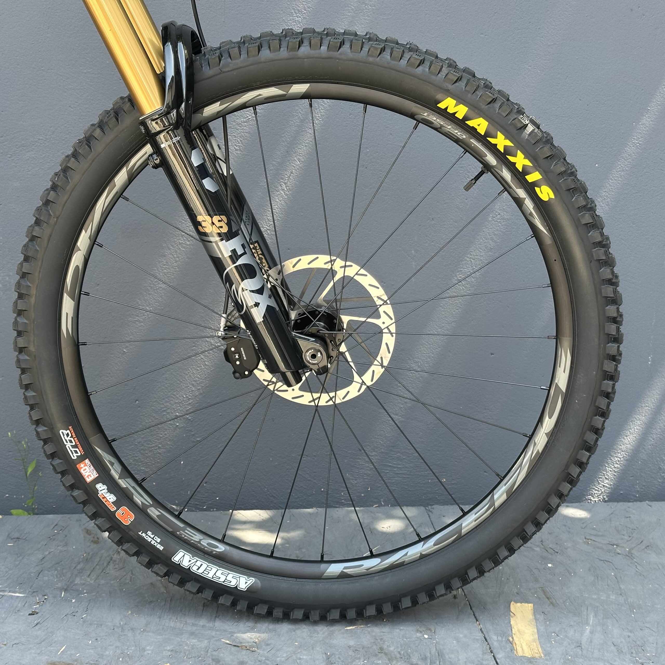 Megatower X0 AXS | SANTA CRUZ 2025 | Matte Black – Image 10