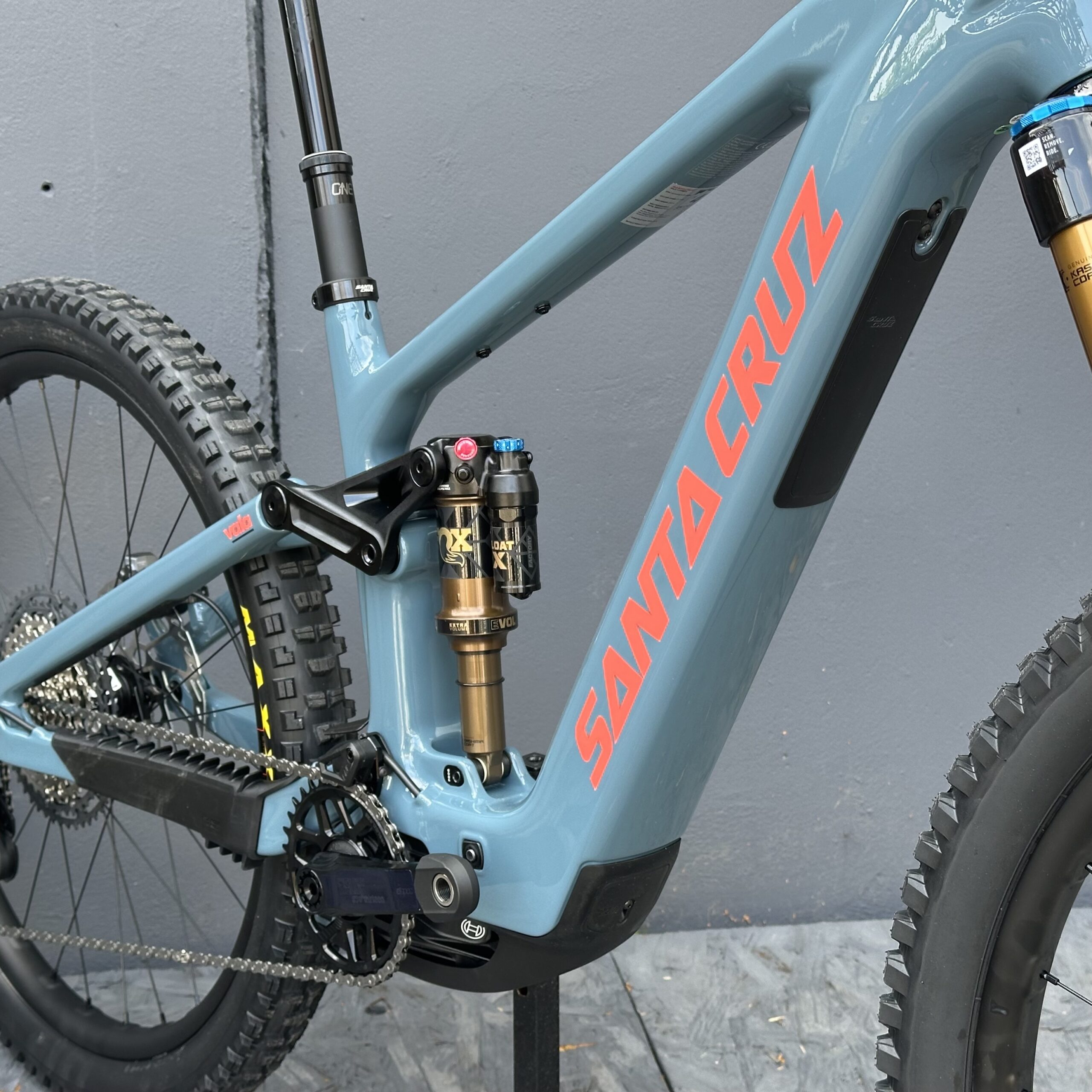 Vala XT Di2 Lite RSV | SANTA CRUZ | 2027 | Gloss Slate Blue – Image 3