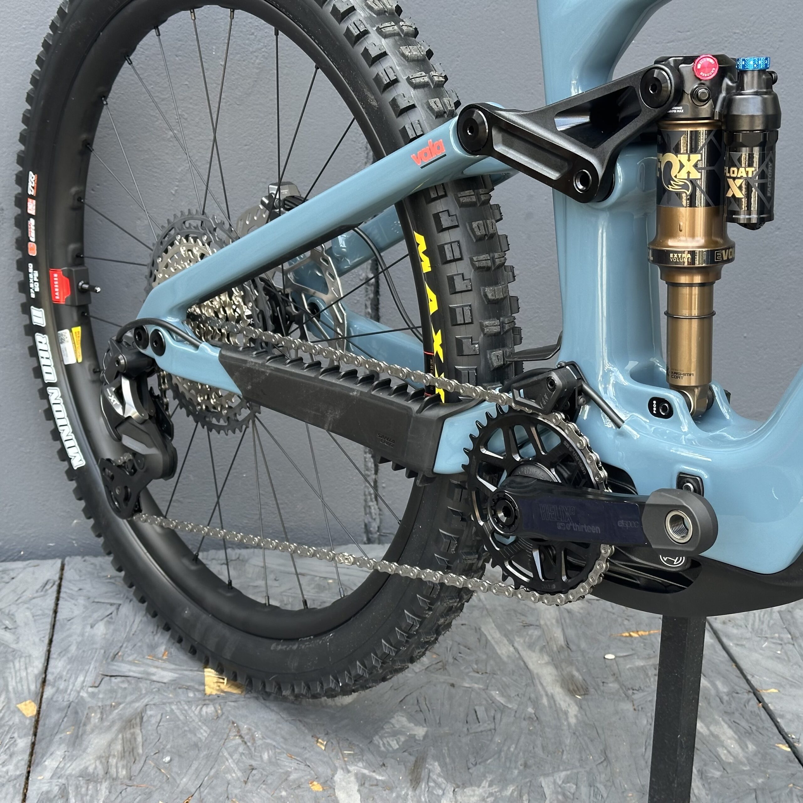 Vala XT Di2 Lite RSV | SANTA CRUZ | 2027 | Gloss Slate Blue – Image 5