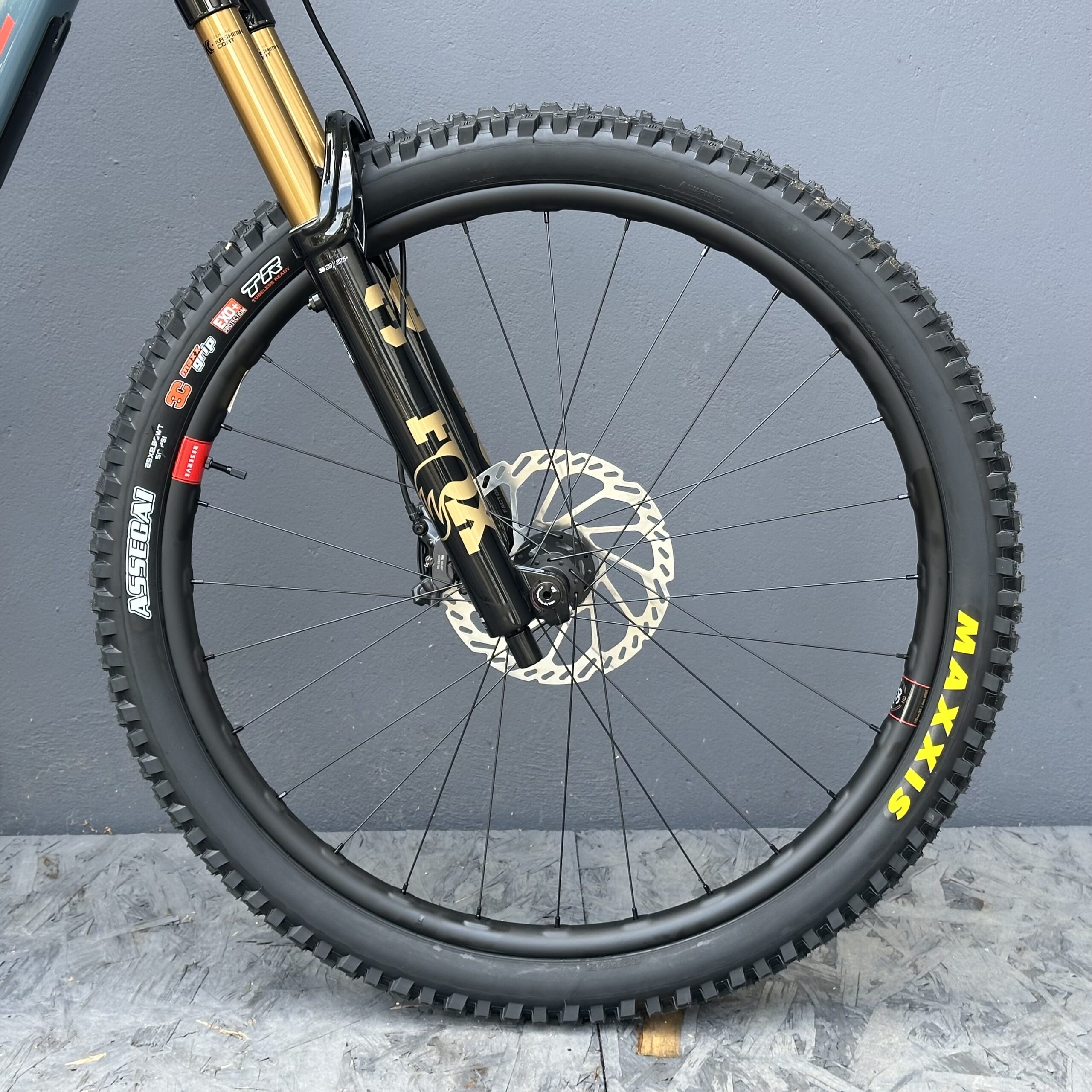 Vala XT Di2 Lite RSV | SANTA CRUZ | 2027 | Gloss Slate Blue – Image 12