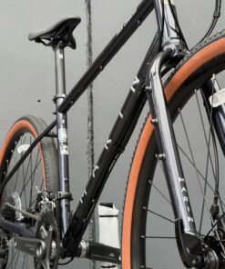 Alternative view of MARIN Four Corners 1 | Cues 2x9 | 2026 | Purple