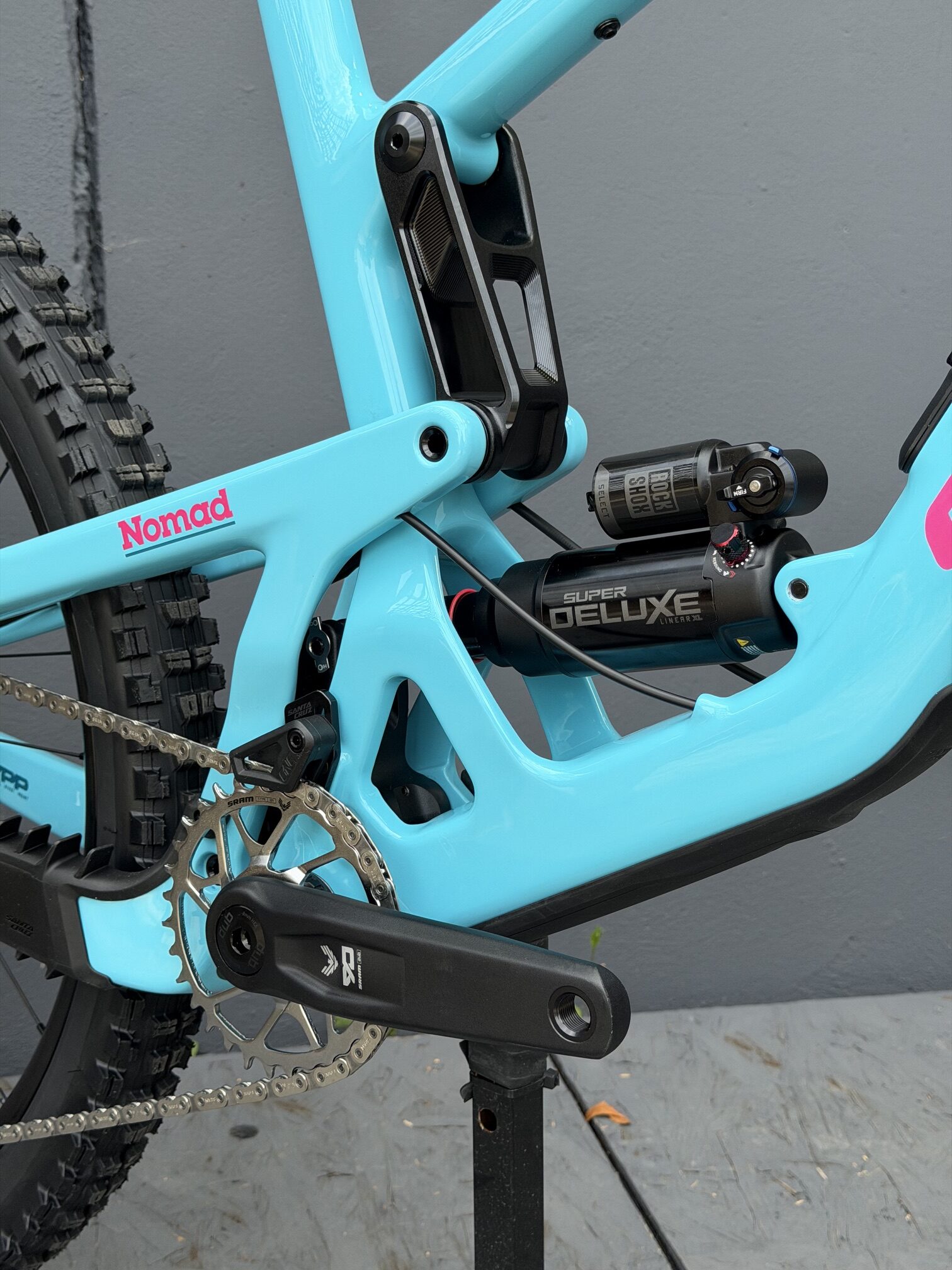 SANTA CRUZ Nomad 90 CC | 2027 | Gloss Aqua Magenta – Image 3