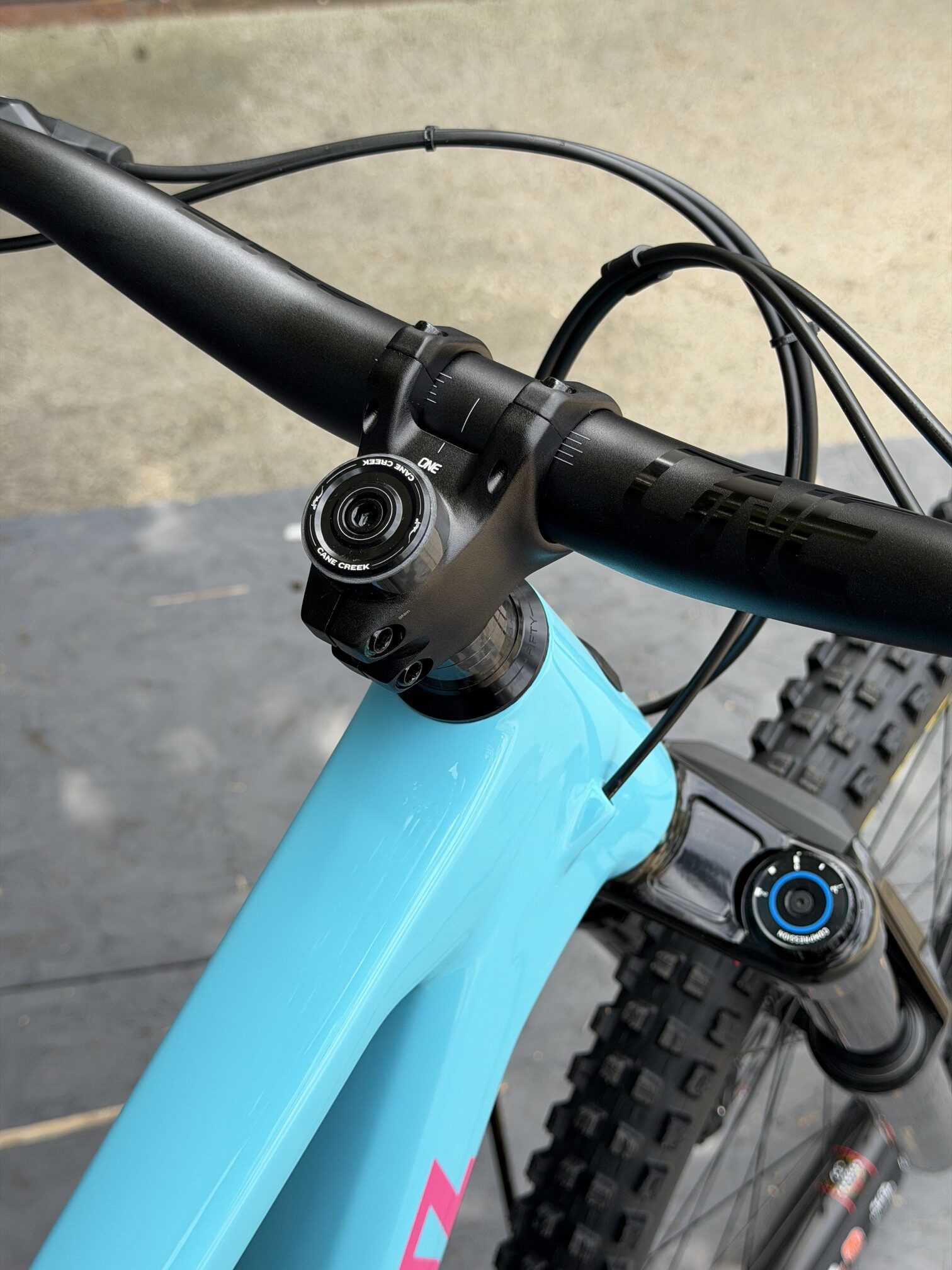 SANTA CRUZ Nomad 90 CC | 2027 | Gloss Aqua Magenta – Image 5