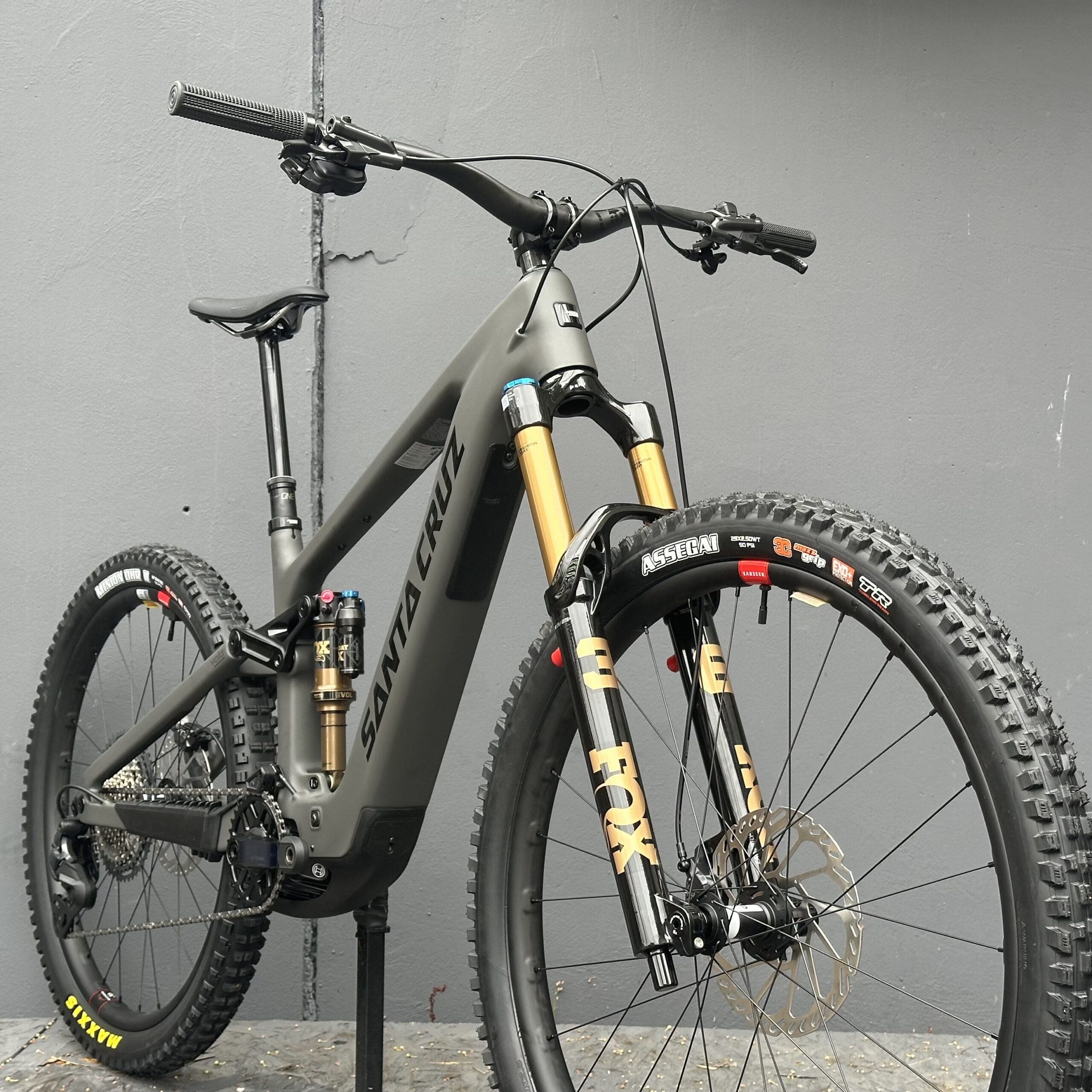 Vala XT Di2 Lite RSV | SANTA CRUZ | 2027 | Matte Carbon Sparkle – Image 2