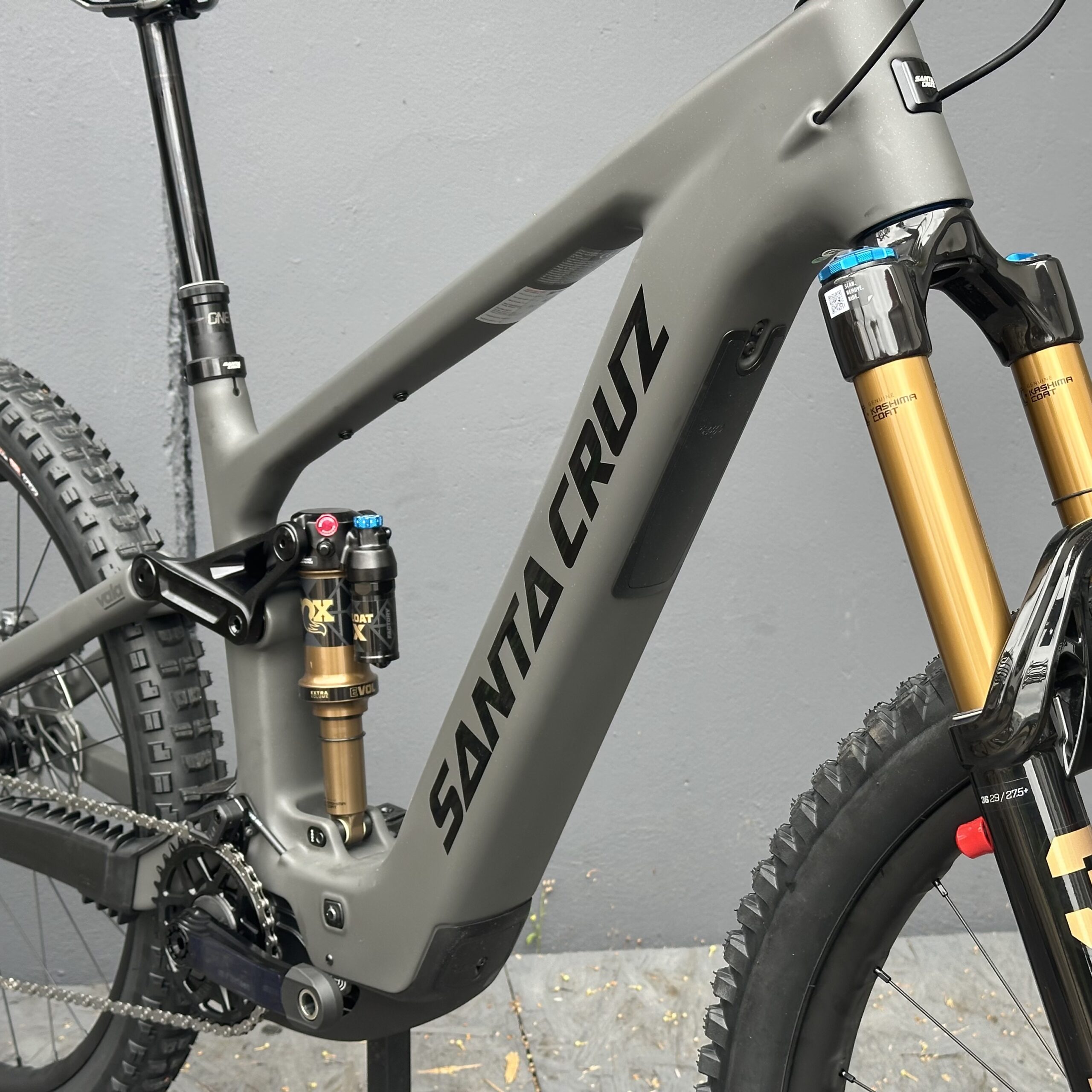 Vala XT Di2 Lite RSV | SANTA CRUZ | 2027 | Matte Carbon Sparkle – Image 3