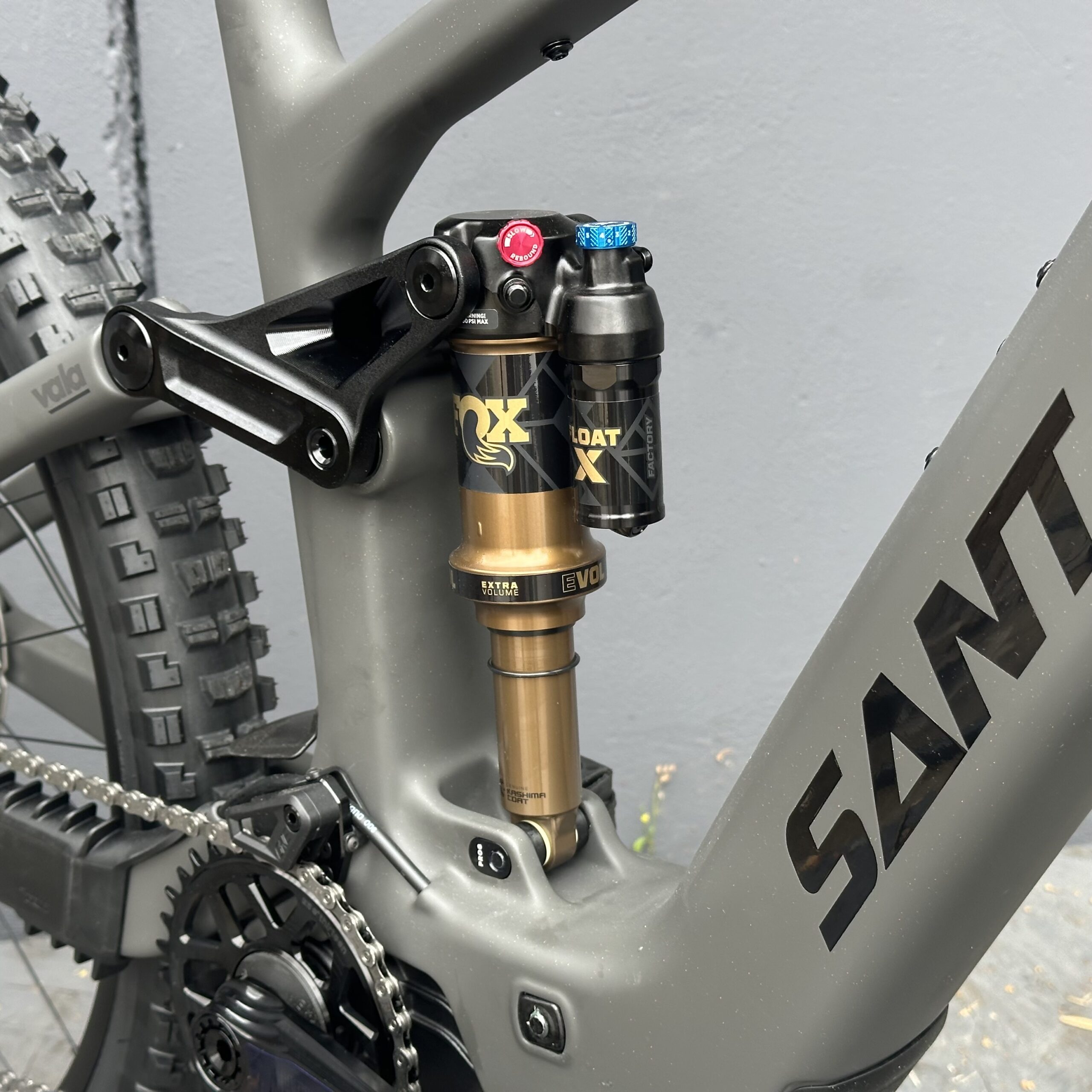 Vala XT Di2 Lite RSV | SANTA CRUZ | 2027 | Matte Carbon Sparkle – Image 4