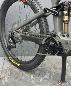 Vala XT Di2 Lite RSV | SANTA CRUZ | 2027 | Matte Carbon Sparkle – Image 5