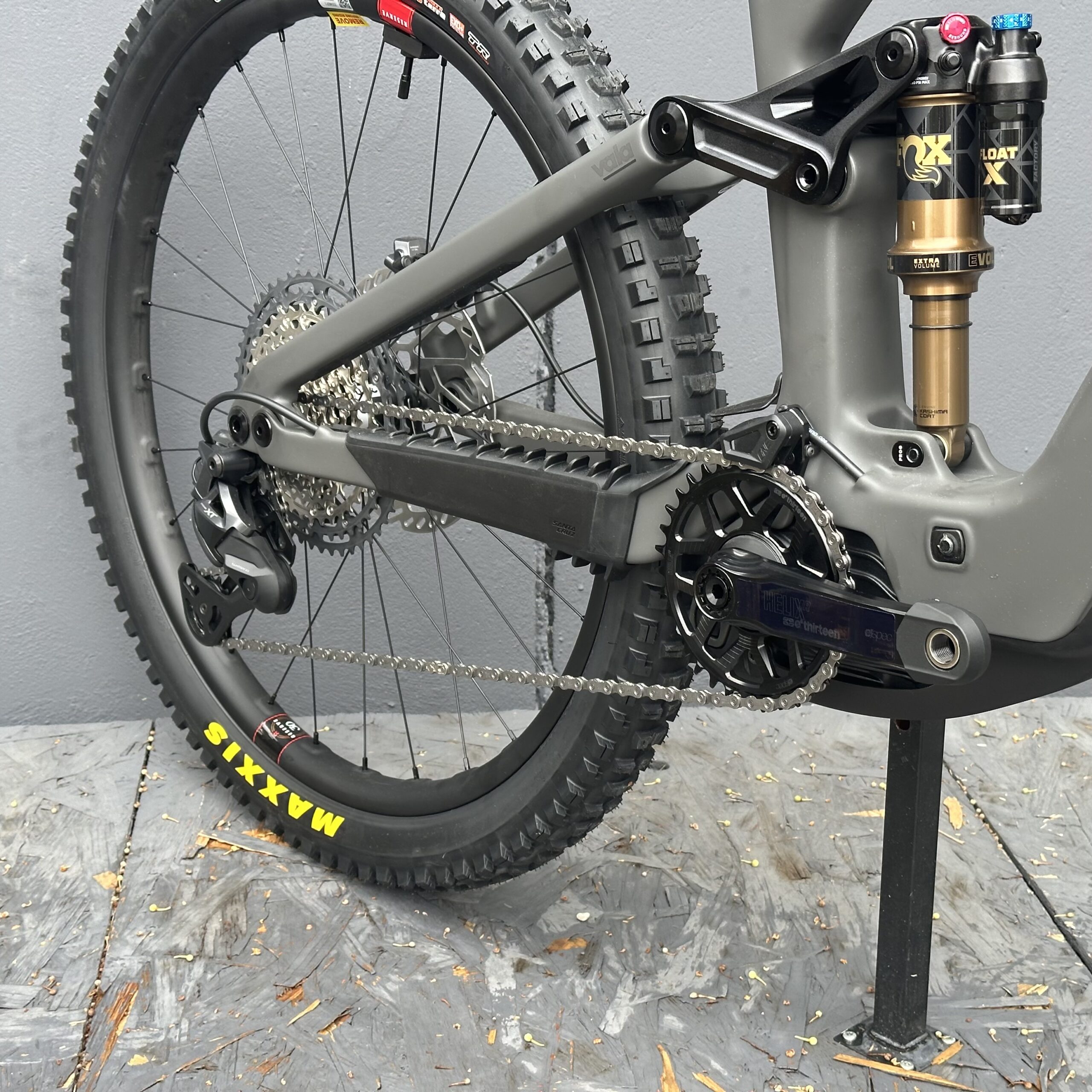 Vala XT Di2 Lite RSV | SANTA CRUZ | 2027 | Matte Carbon Sparkle – Image 5