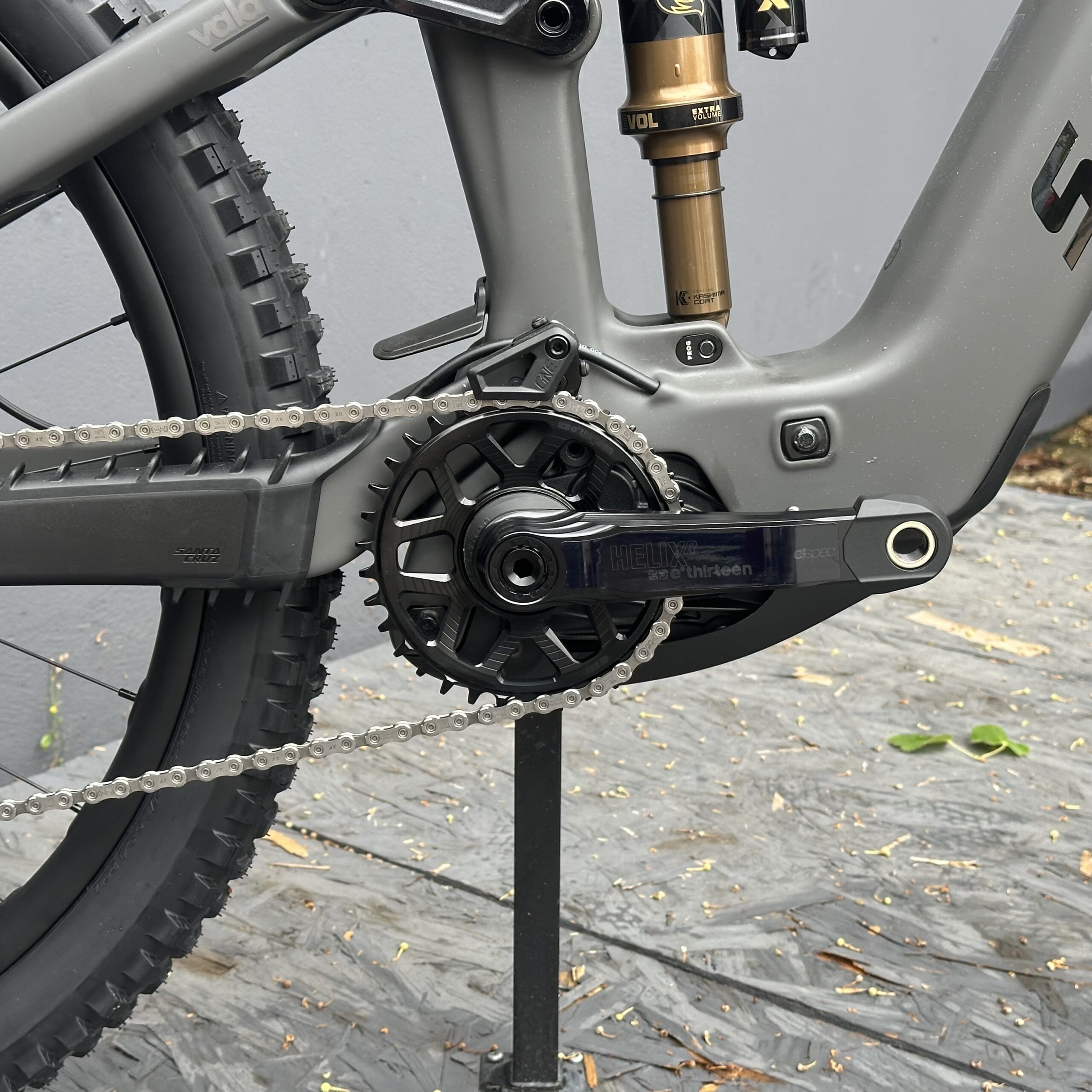 Vala XT Di2 Lite RSV | SANTA CRUZ | 2027 | Matte Carbon Sparkle – Image 6