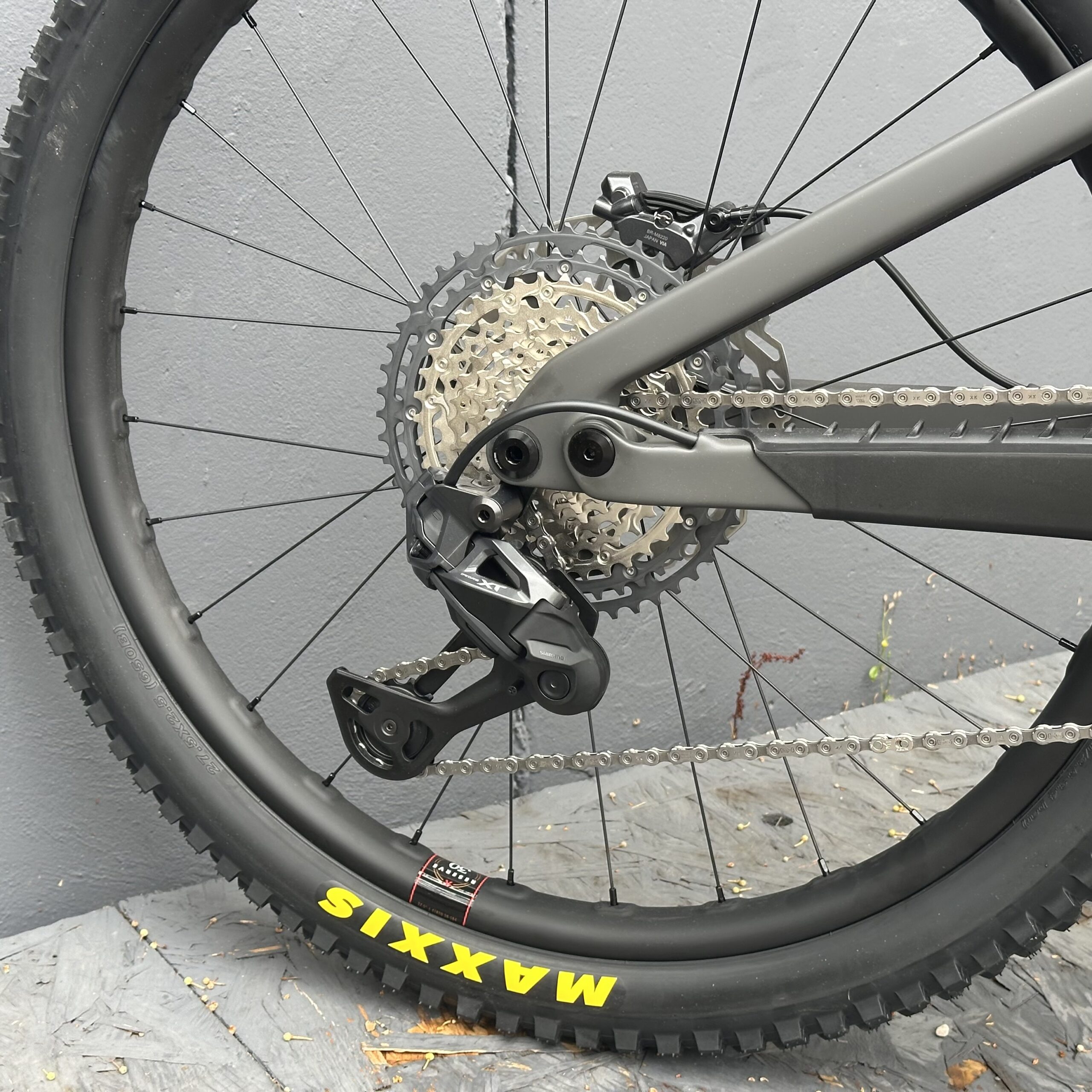 Vala XT Di2 Lite RSV | SANTA CRUZ | 2027 | Matte Carbon Sparkle – Image 7