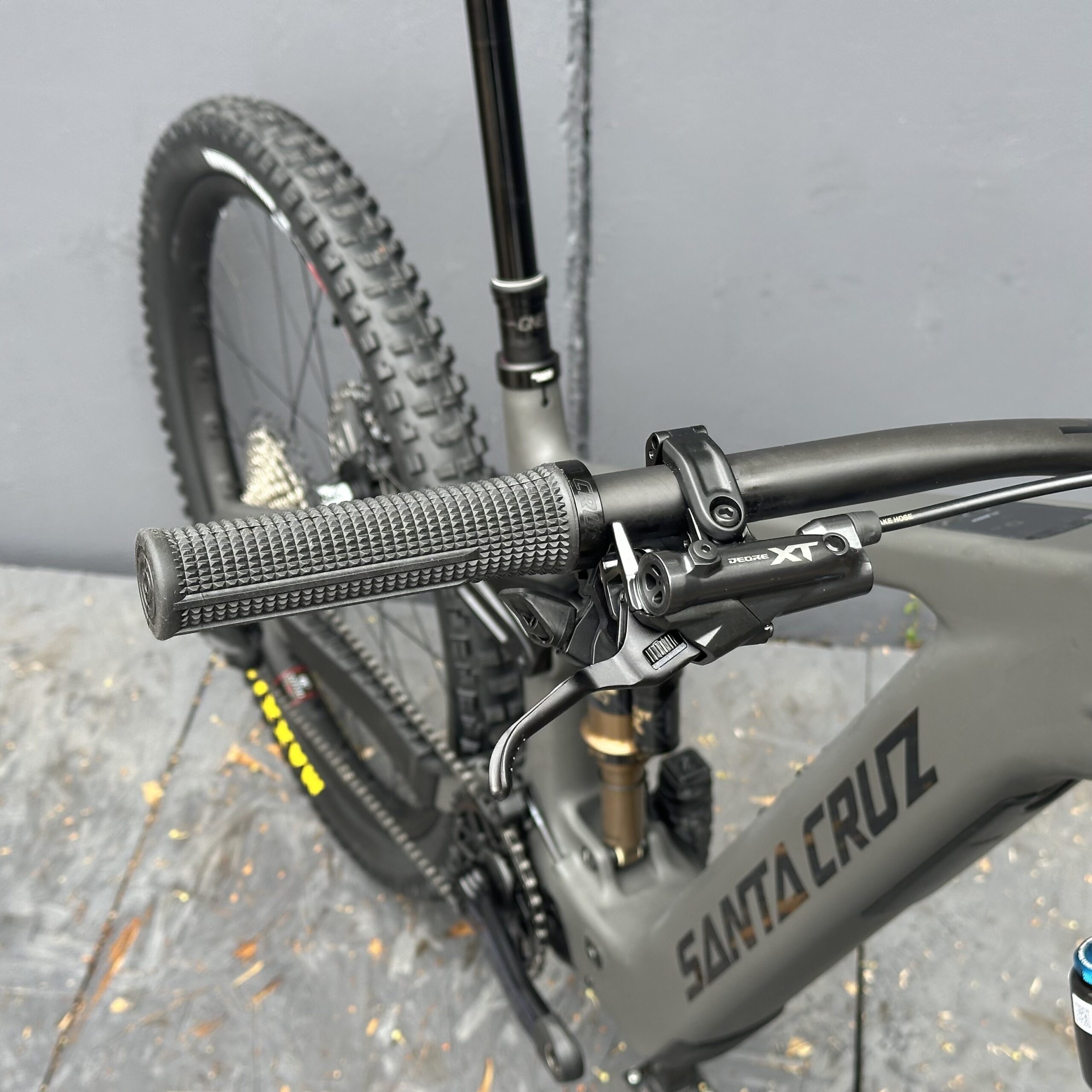 Vala XT Di2 Lite RSV | SANTA CRUZ | 2027 | Matte Carbon Sparkle – Image 8