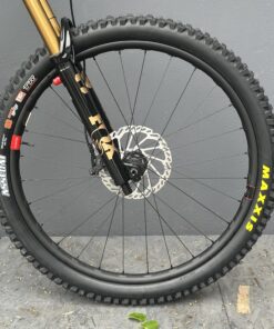 Vala XT Di2 Lite RSV | SANTA CRUZ | 2027 | Matte Carbon Sparkle – Image 10