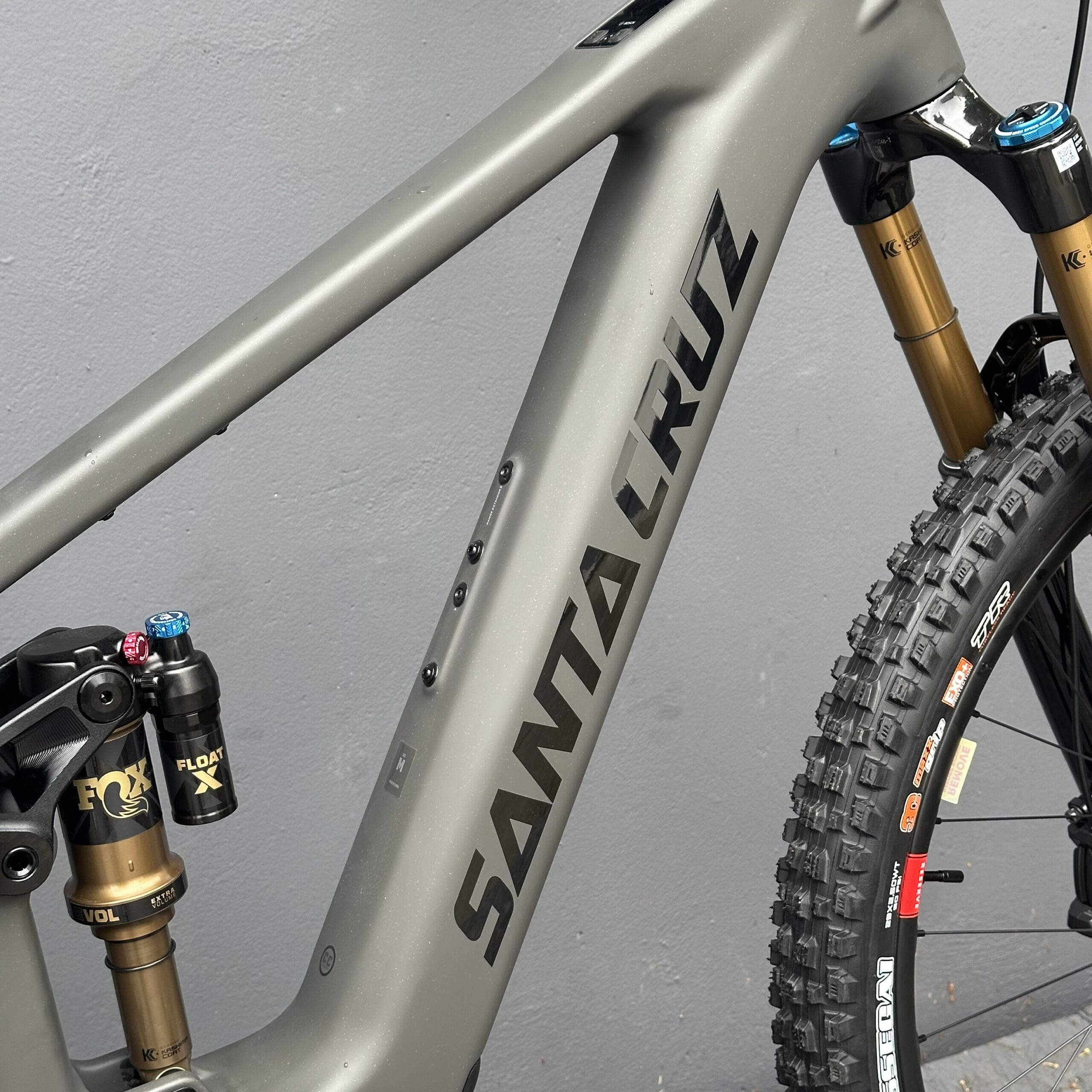 Vala XT Di2 Lite RSV | SANTA CRUZ | 2027 | Matte Carbon Sparkle – Image 11