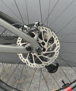 Vala XT Di2 Lite RSV | SANTA CRUZ | 2027 | Matte Carbon Sparkle – Image 12