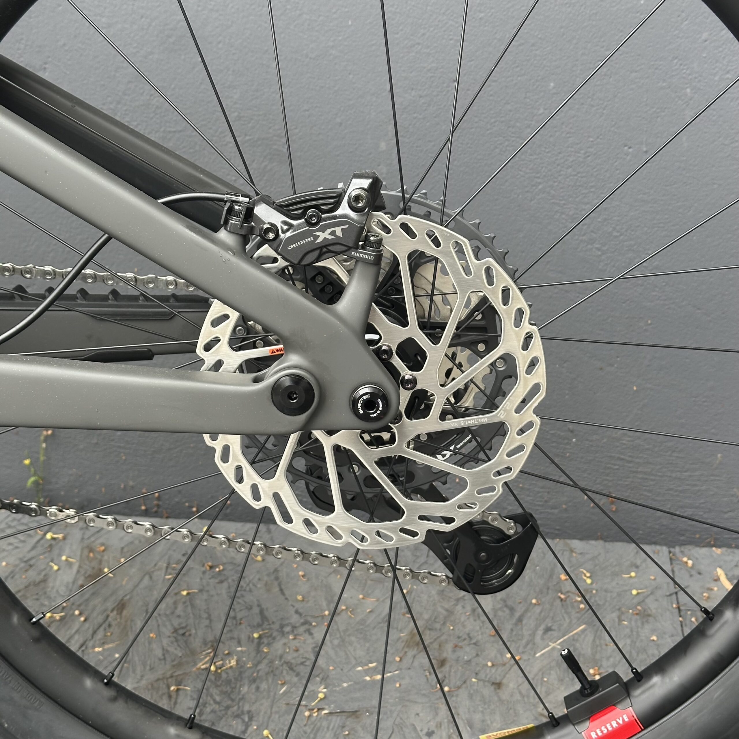 Vala XT Di2 Lite RSV | SANTA CRUZ | 2027 | Matte Carbon Sparkle – Image 12