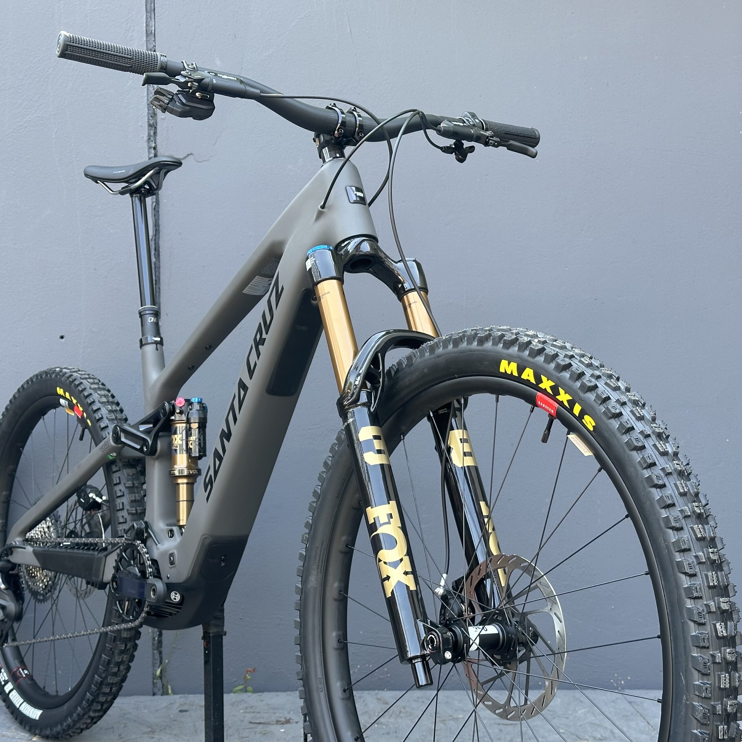 Vala XT Di2 RSV | SANTA CRUZ | 2027 | Matte Carbon Sparkle – Image 2