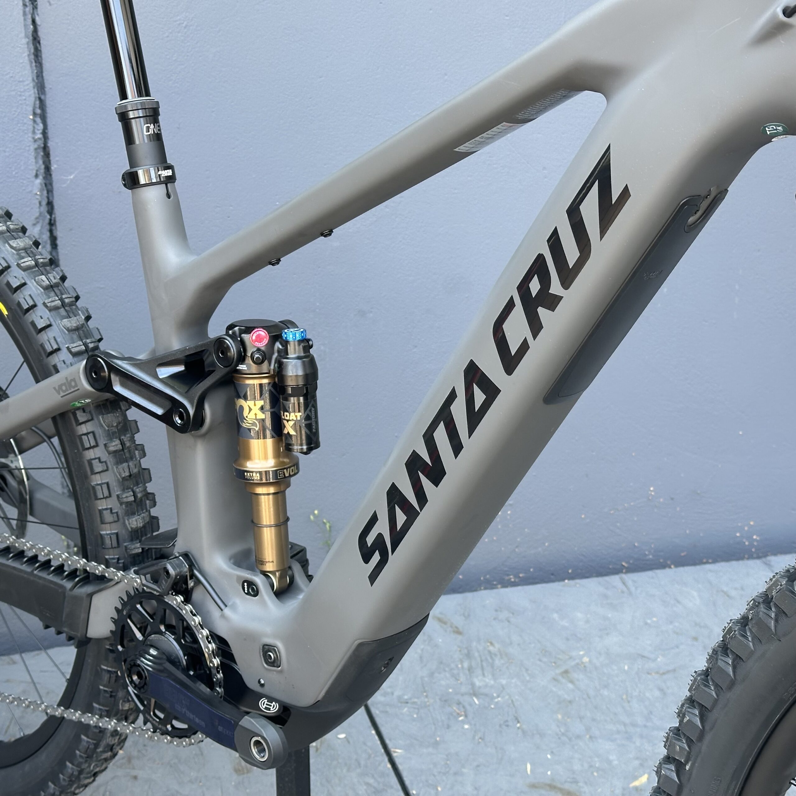 Vala XT Di2 RSV | SANTA CRUZ | 2027 | Matte Carbon Sparkle – Image 3