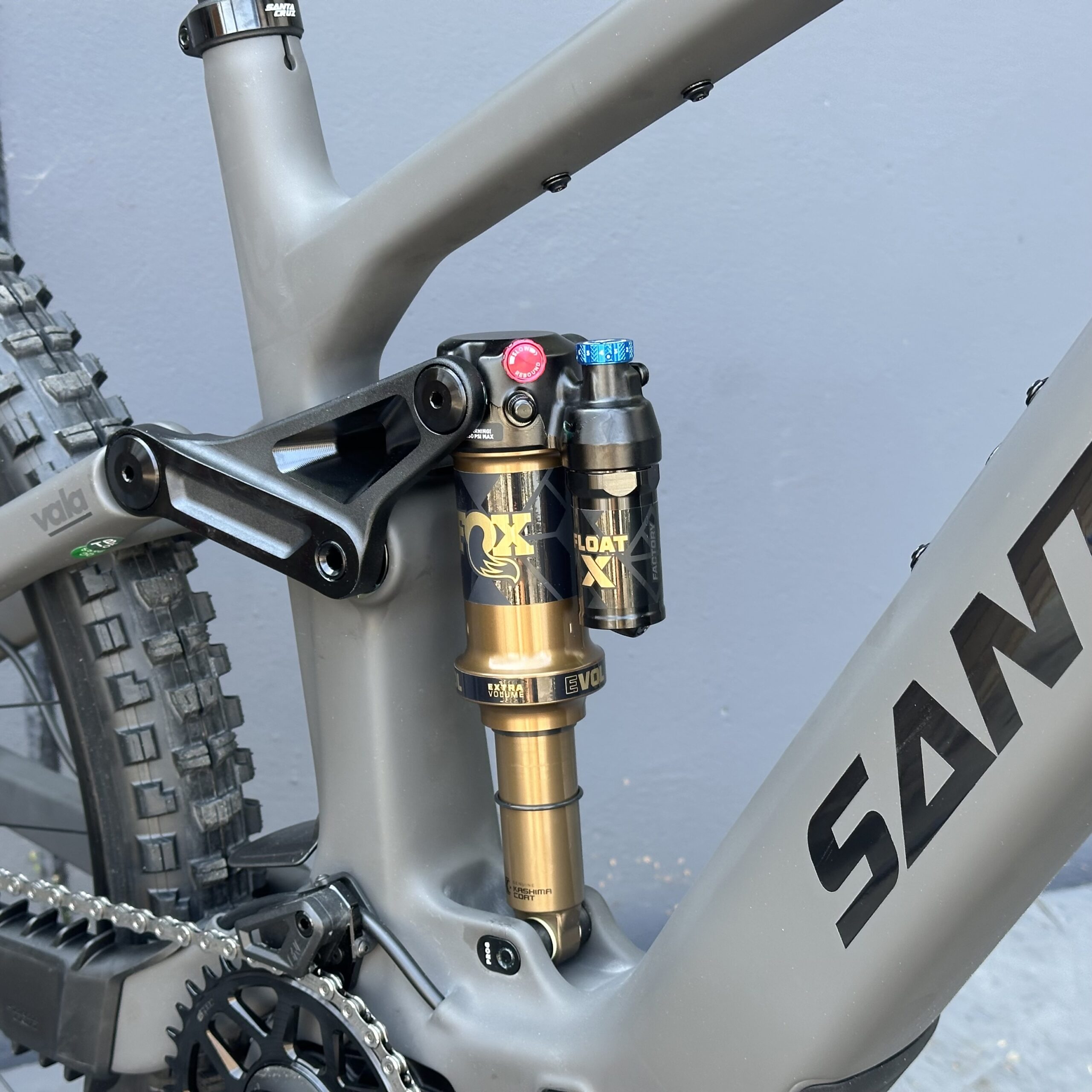 Vala XT Di2 RSV | SANTA CRUZ | 2027 | Matte Carbon Sparkle – Image 4