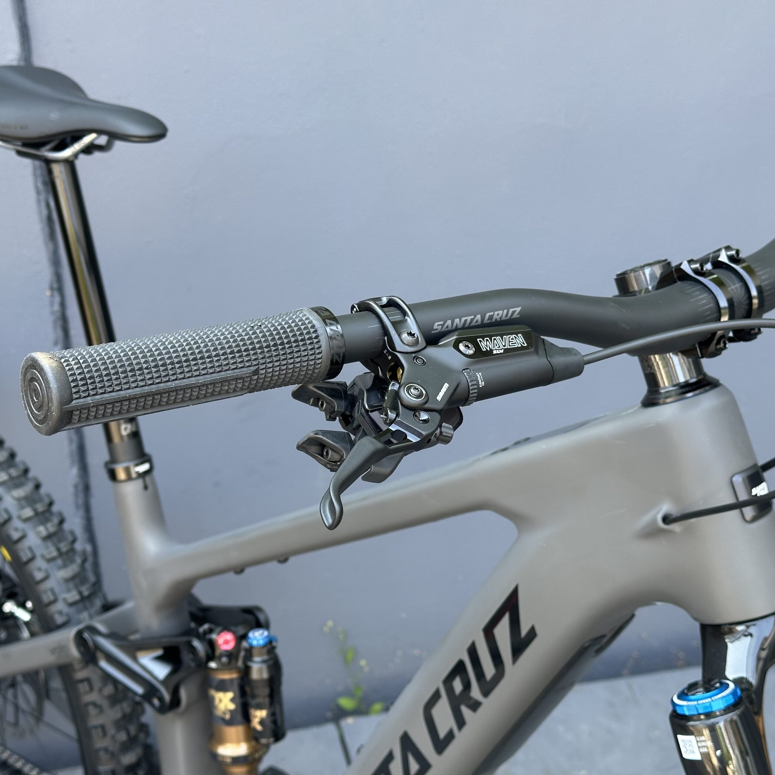 Vala XT Di2 RSV | SANTA CRUZ | 2027 | Matte Carbon Sparkle – Image 9