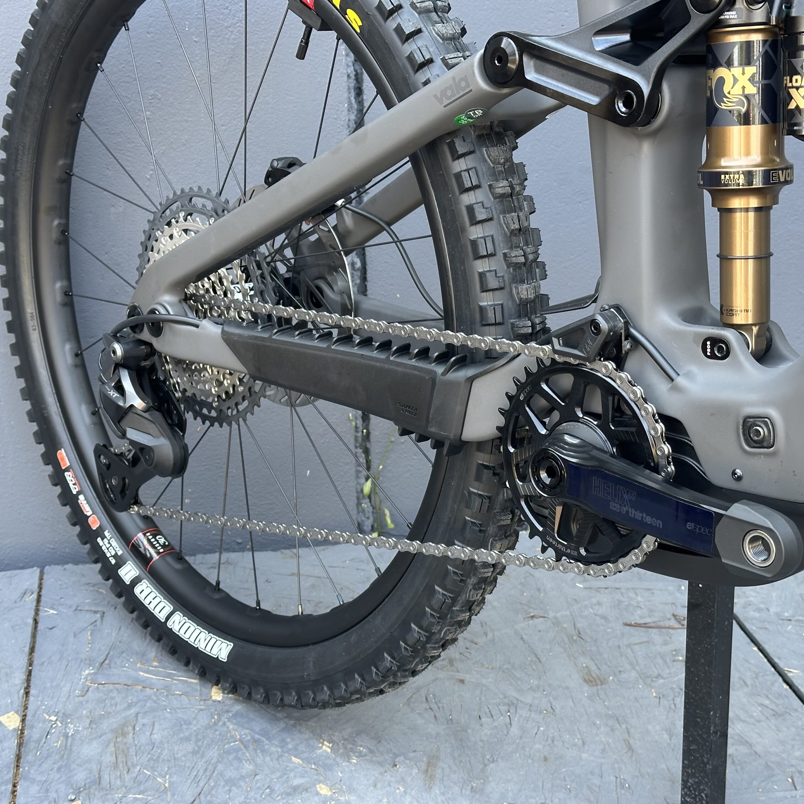 Vala XT Di2 RSV | SANTA CRUZ | 2027 | Matte Carbon Sparkle – Image 5