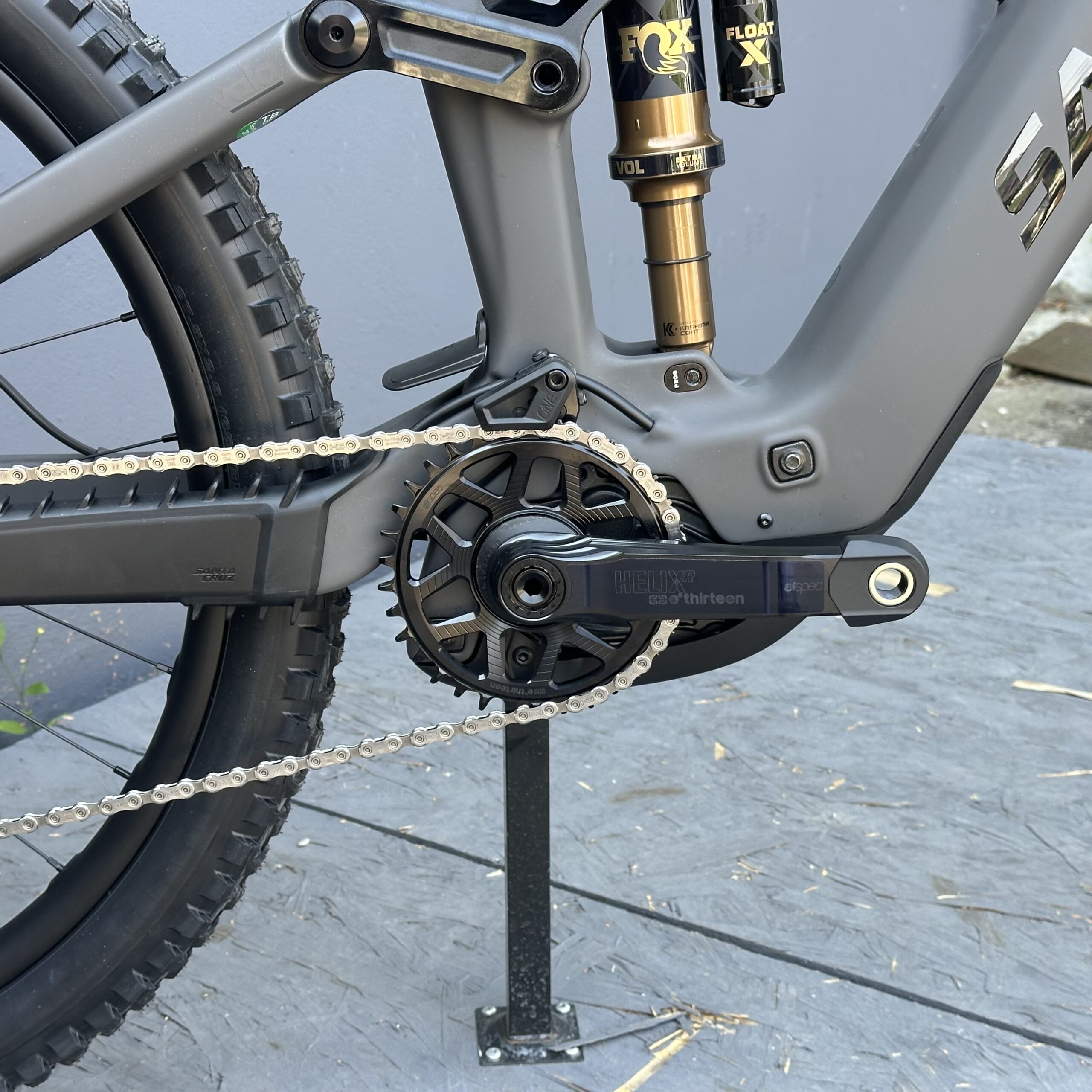 Vala XT Di2 RSV | SANTA CRUZ | 2027 | Matte Carbon Sparkle – Image 6