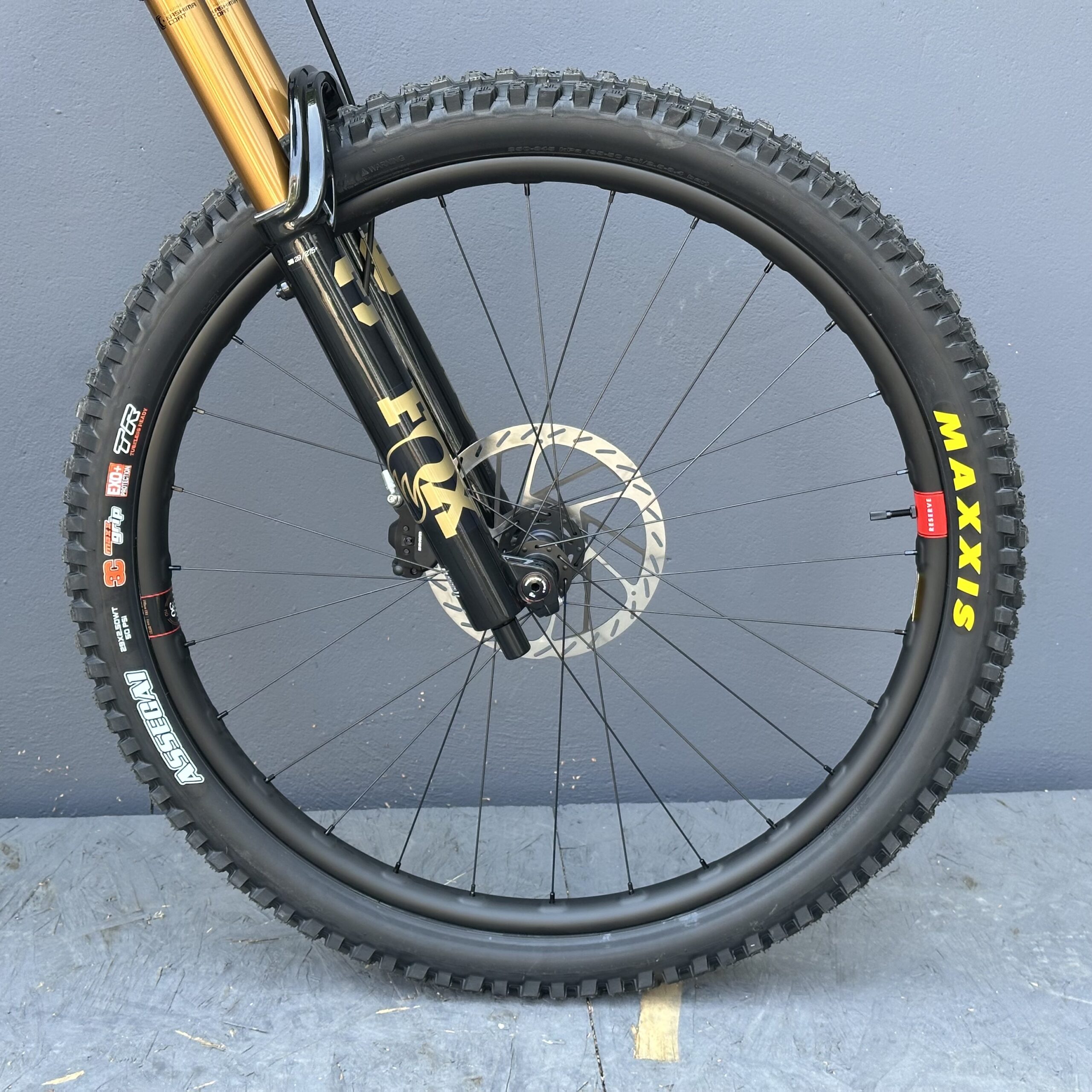 Vala XT Di2 RSV | SANTA CRUZ | 2027 | Matte Carbon Sparkle – Image 12
