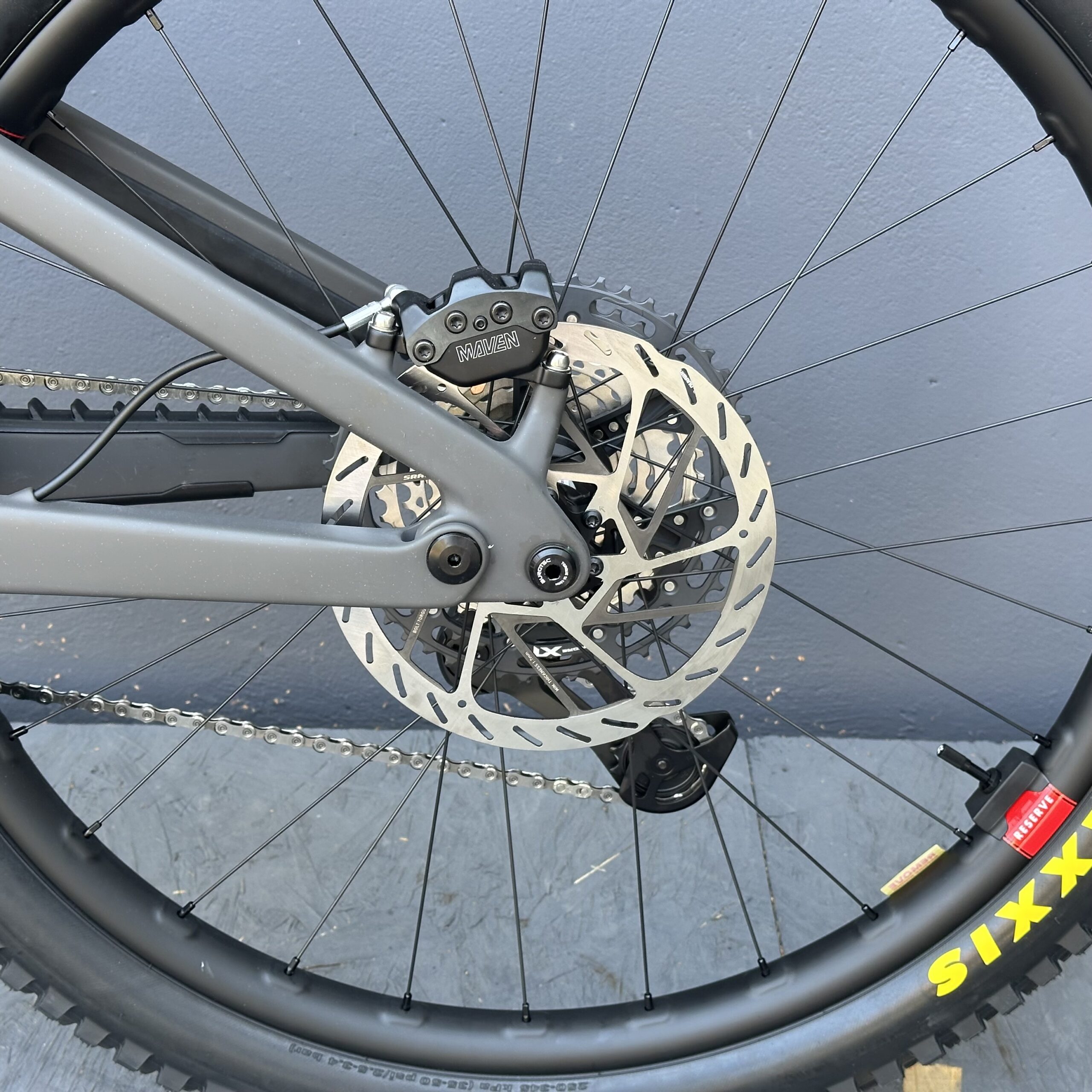 Vala XT Di2 RSV | SANTA CRUZ | 2027 | Matte Carbon Sparkle – Image 11