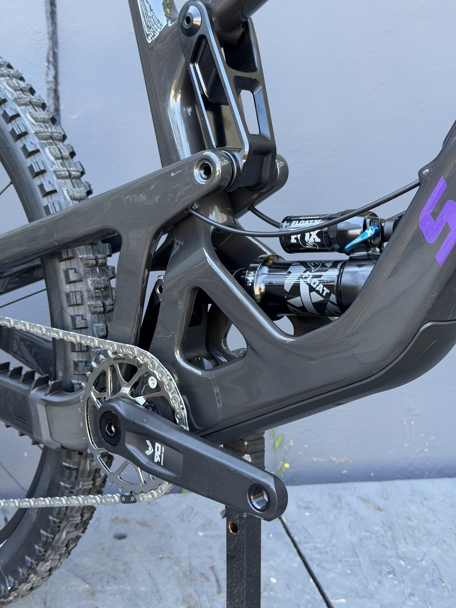 SANTA CRUZ Bronson 90 | 2026 | Gloss Carbon – Image 3