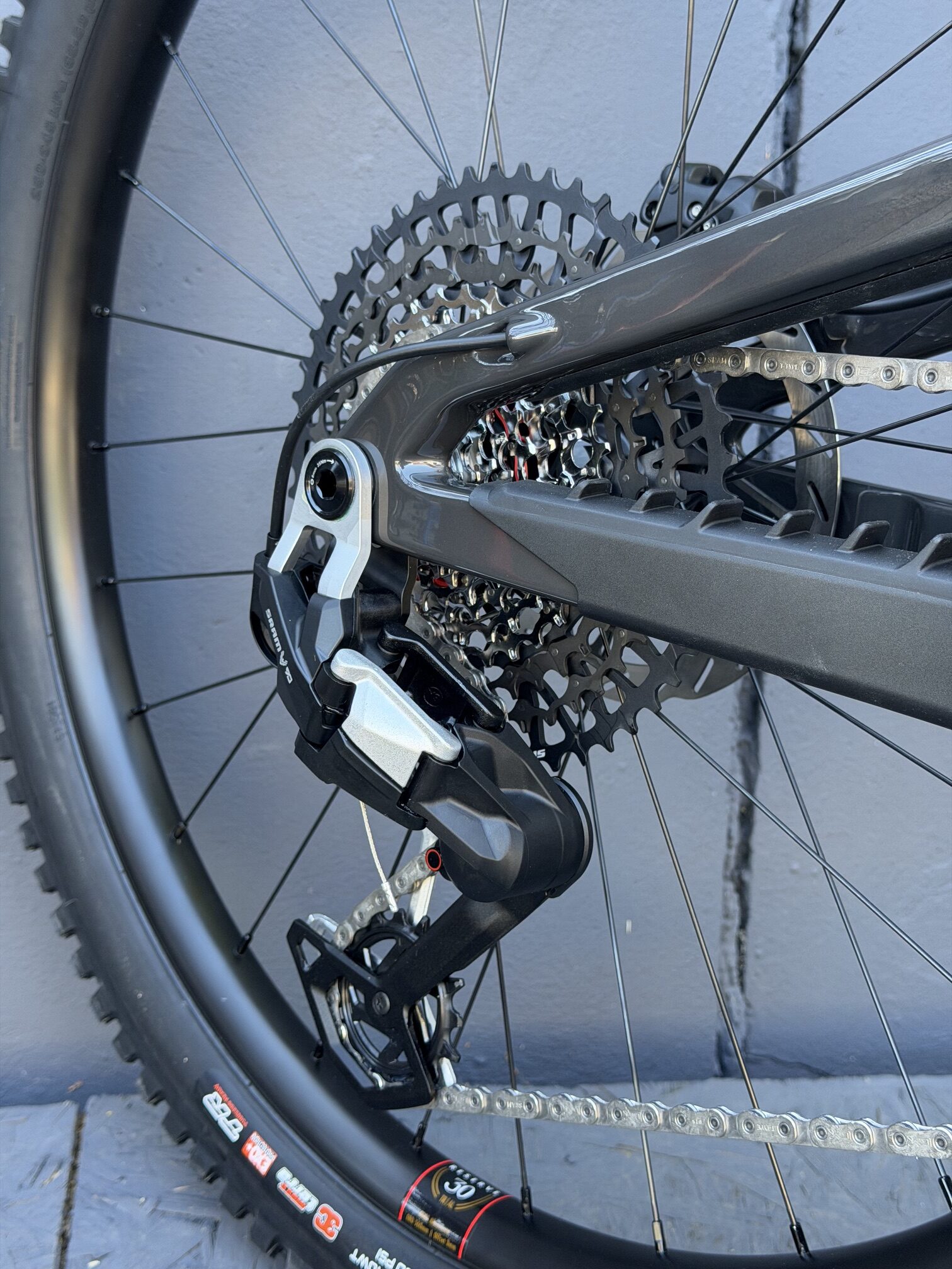 SANTA CRUZ Bronson 90 | 2026 | Gloss Carbon – Image 4
