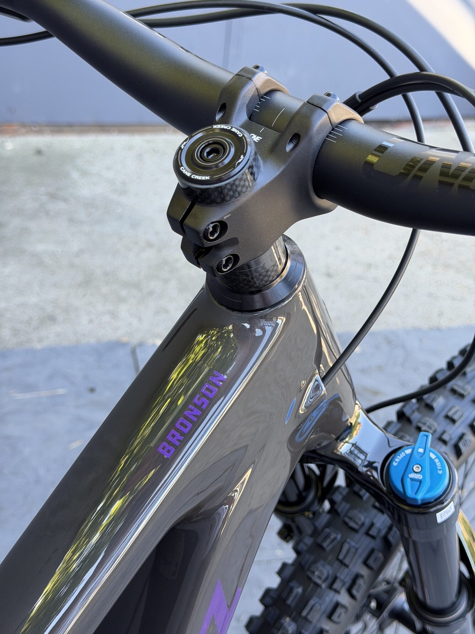 SANTA CRUZ Bronson 90 | 2026 | Gloss Carbon – Image 6