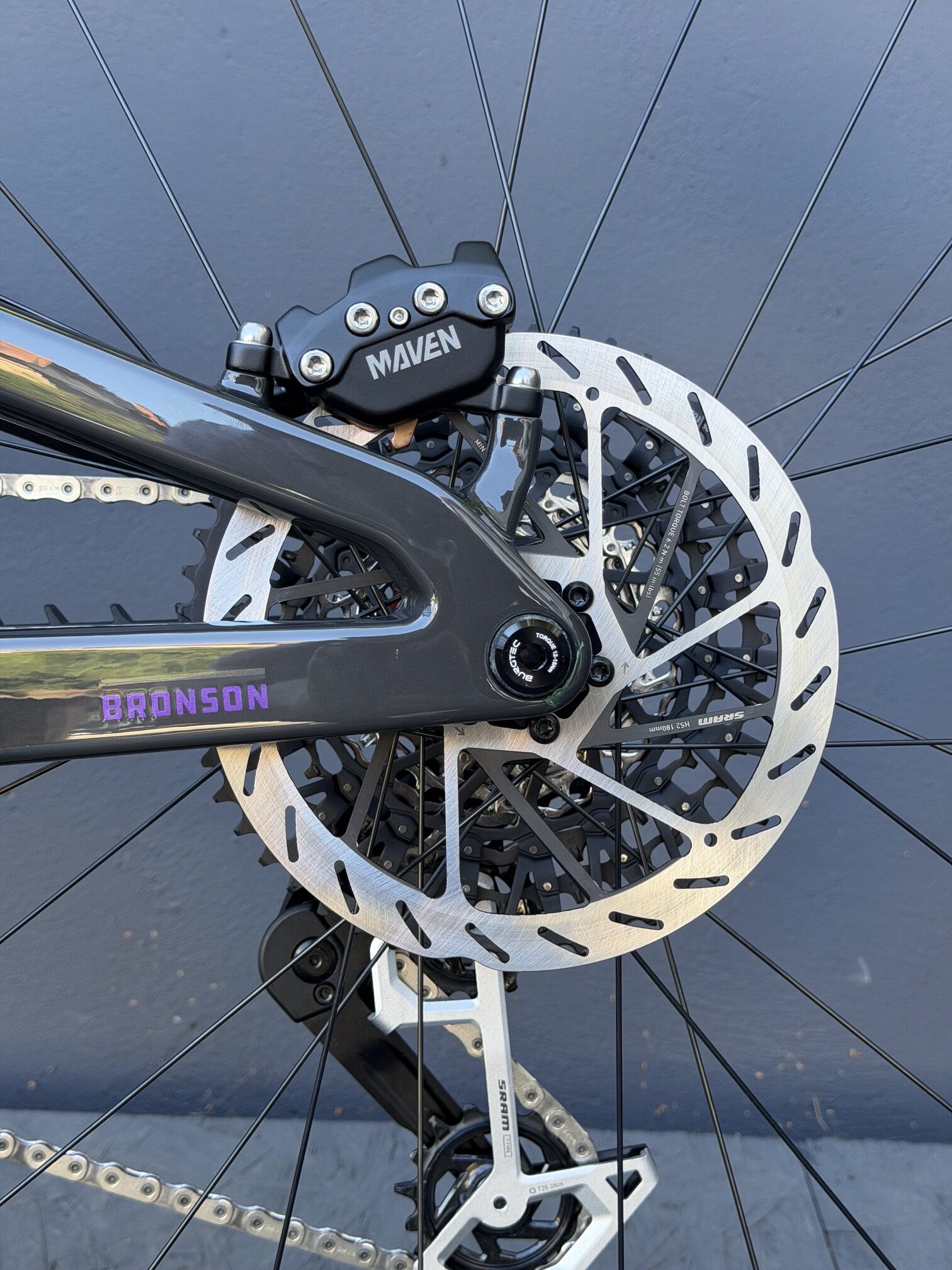 SANTA CRUZ Bronson 90 | 2026 | Gloss Carbon – Image 9