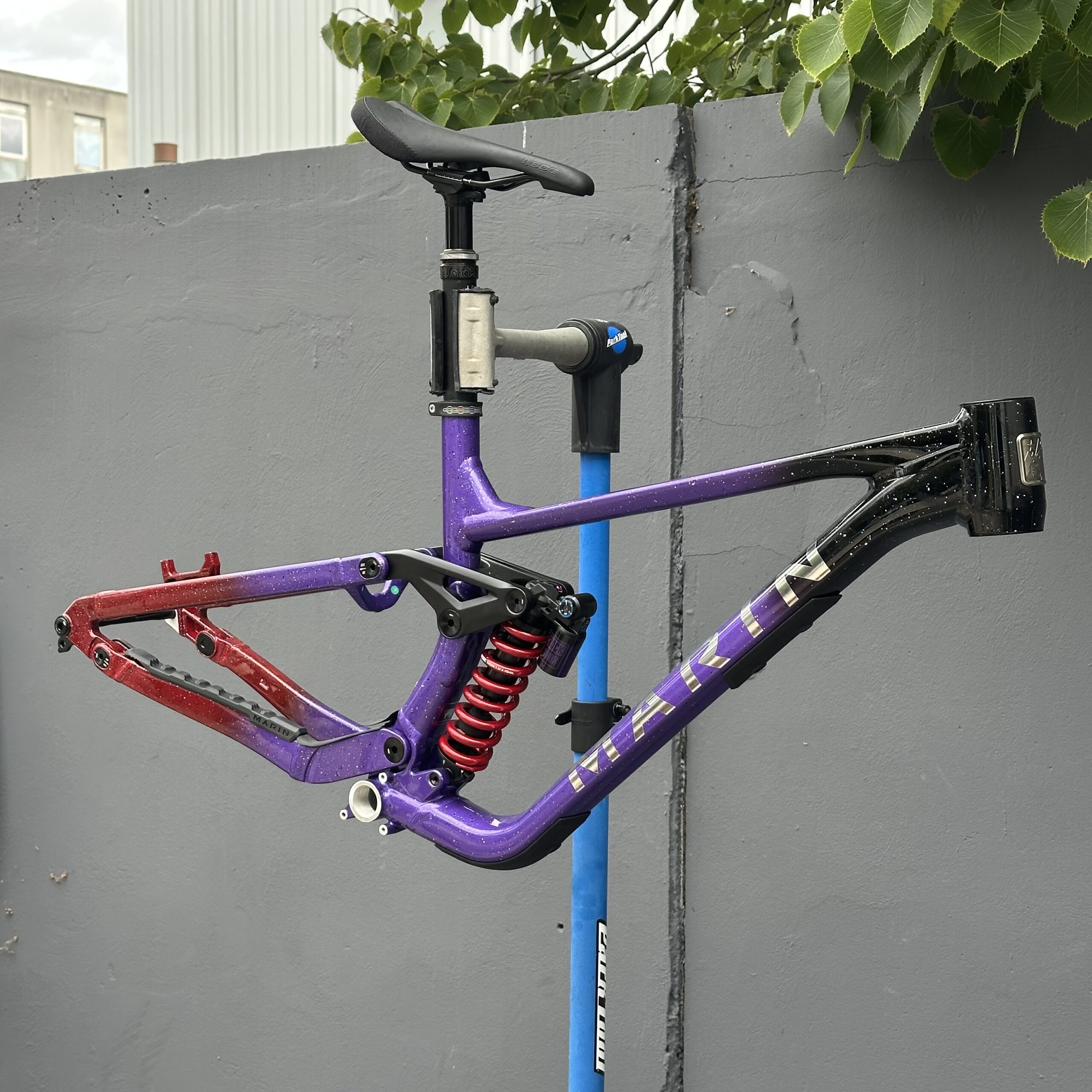 Kit Cadre MARIN Quake DH 2026 | Black Purple Red – Image 2