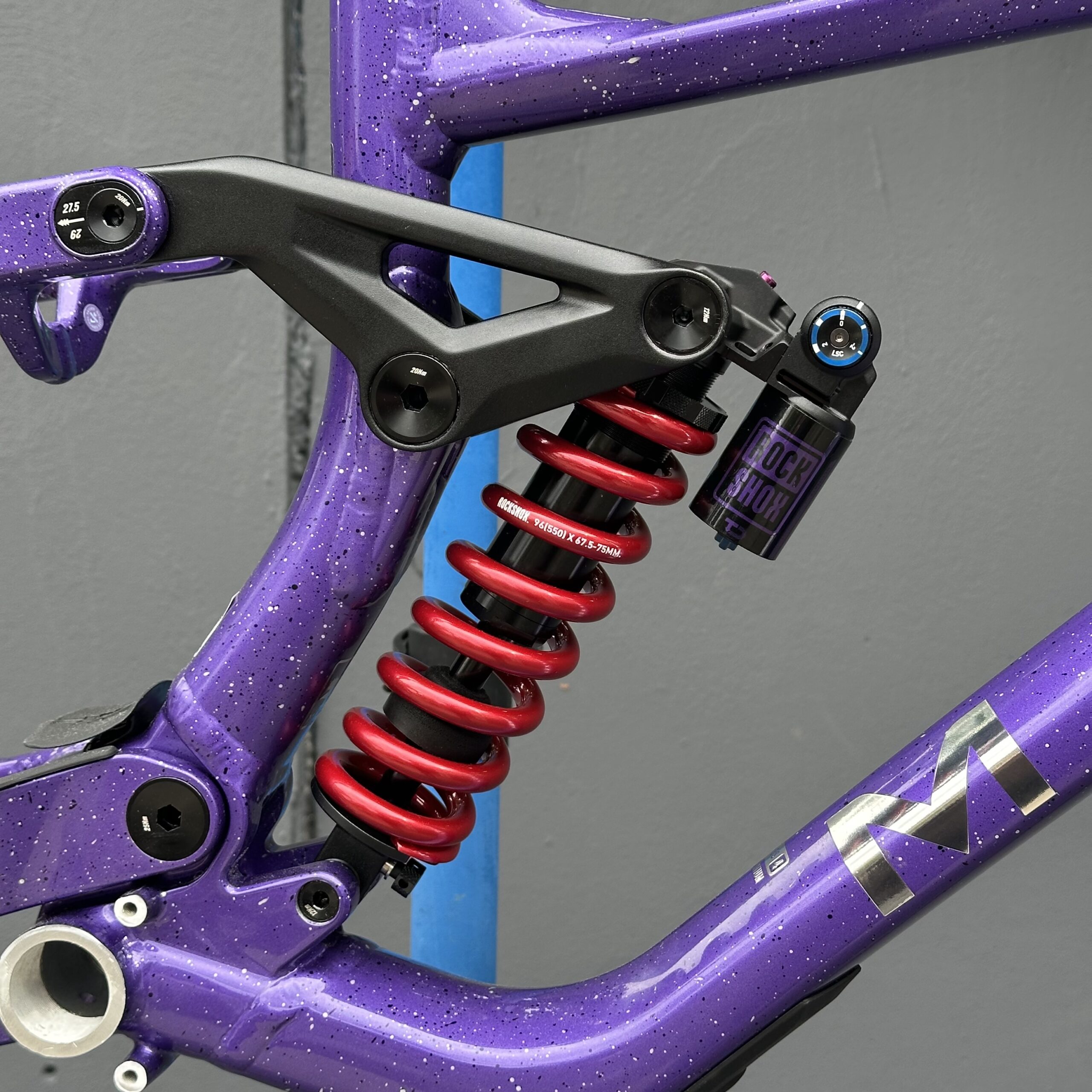 Kit Cadre MARIN Quake DH 2026 | Black Purple Red – Image 7