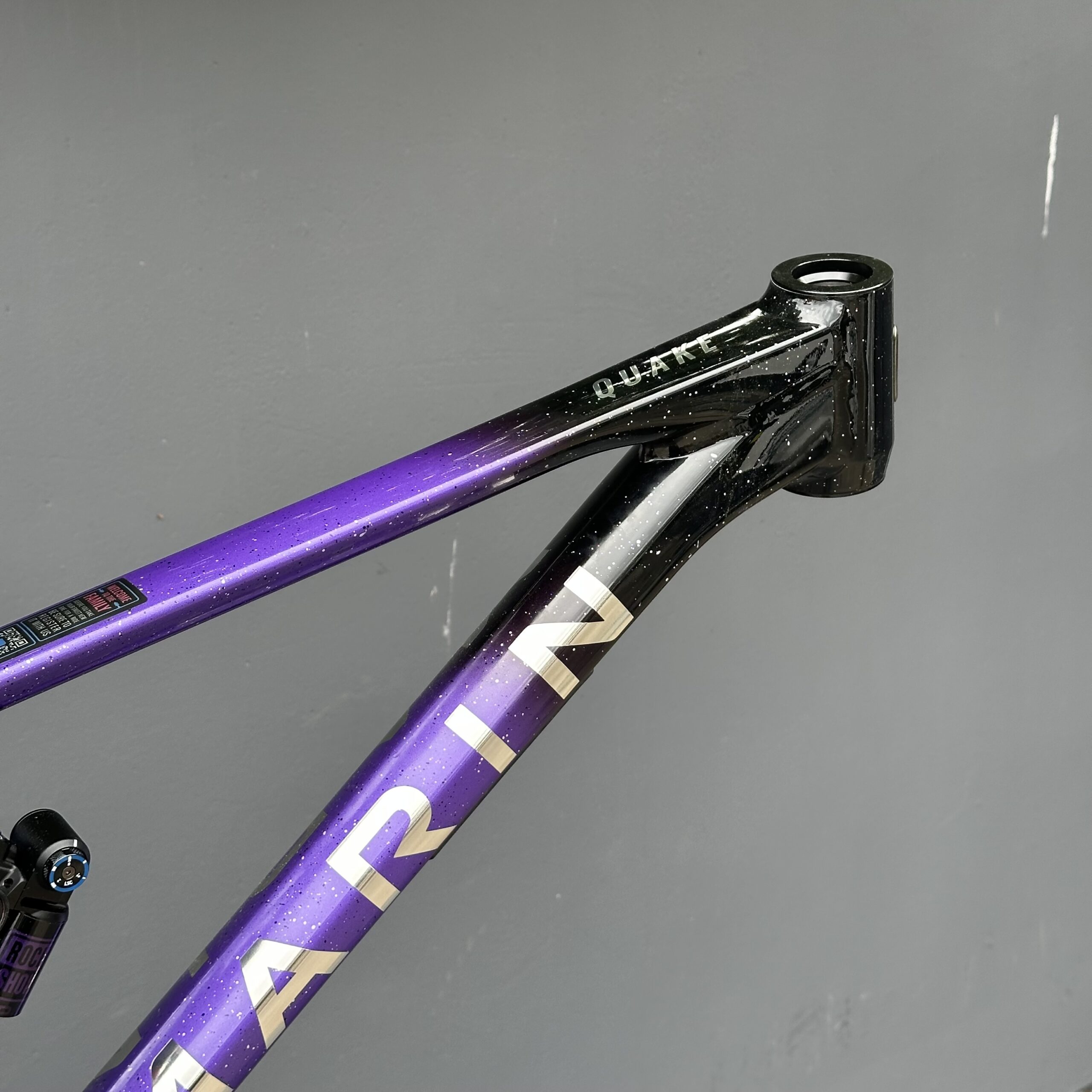 Kit Cadre MARIN Quake DH 2026 | Black Purple Red – Image 5