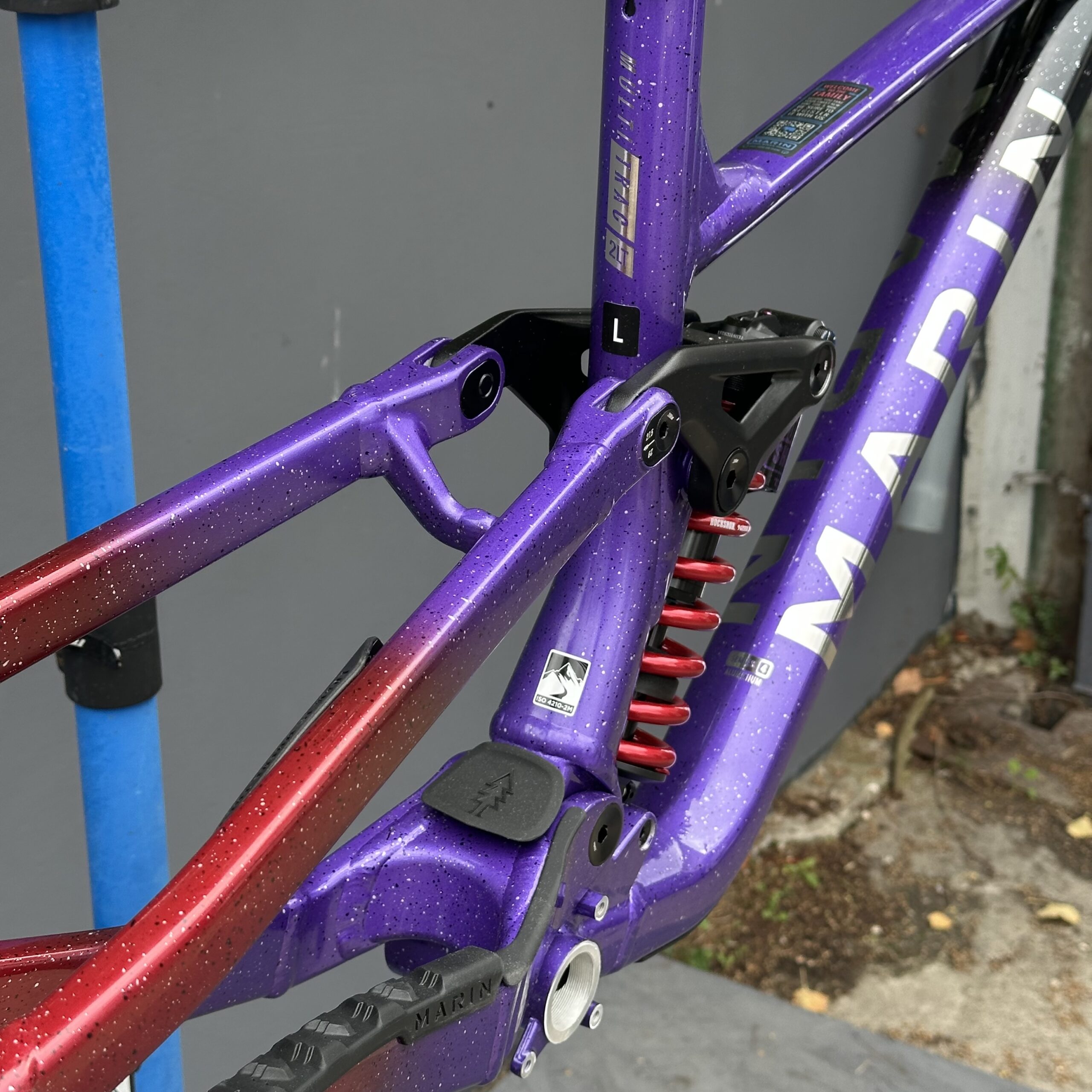 Kit Cadre MARIN Quake DH 2026 | Black Purple Red – Image 4