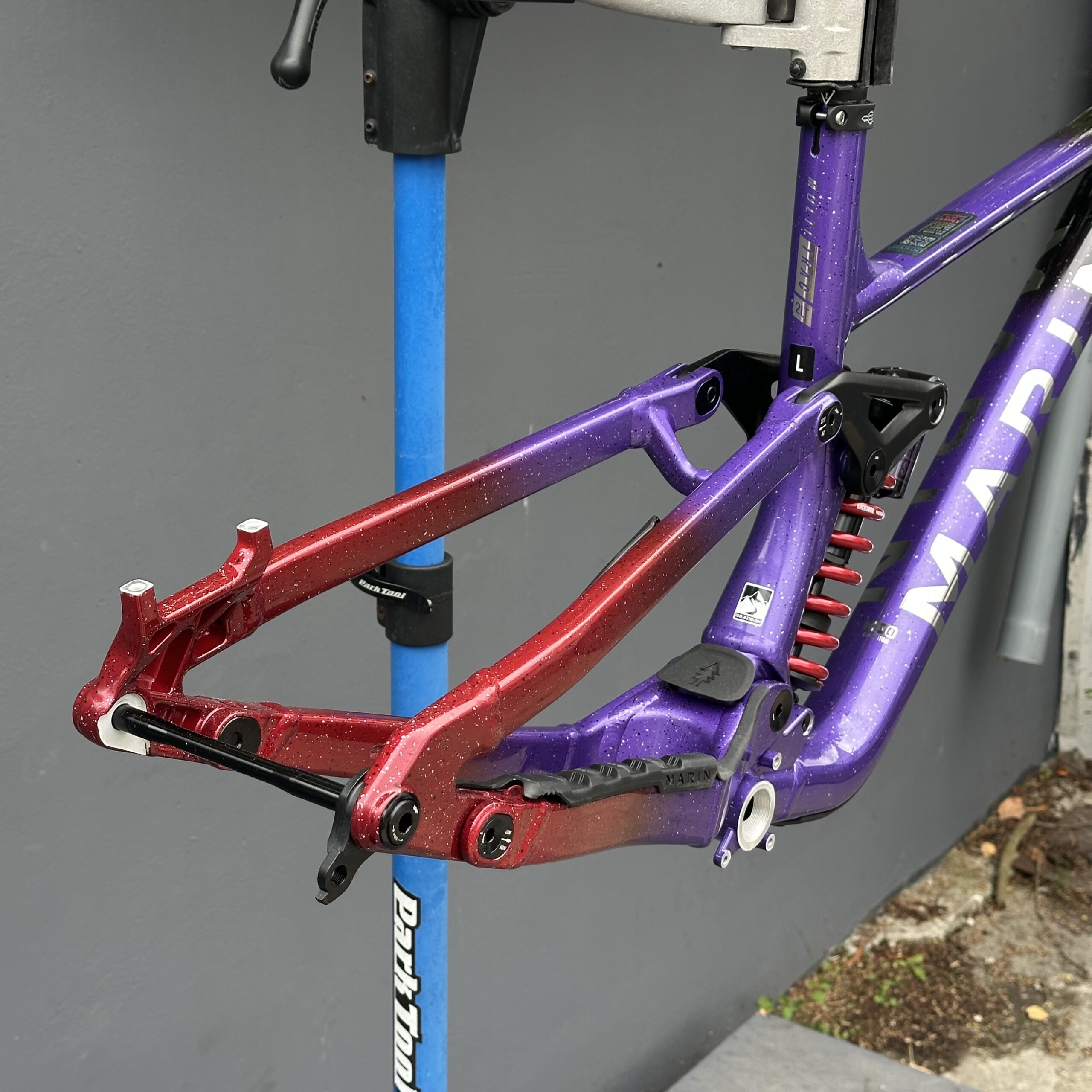 Kit Cadre MARIN Quake DH 2026 | Black Purple Red – Image 3