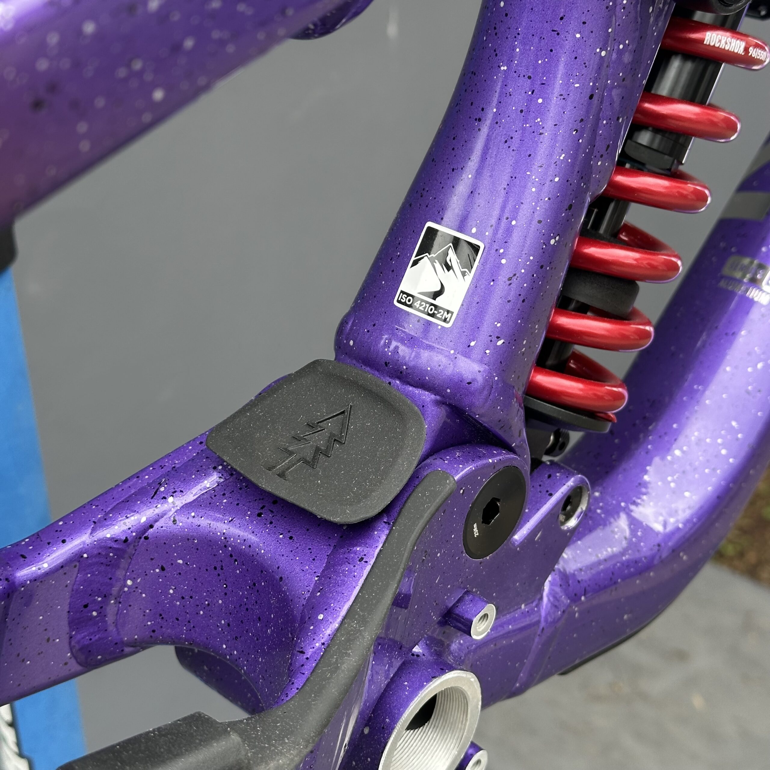 Kit Cadre MARIN Quake DH 2026 | Black Purple Red – Image 9