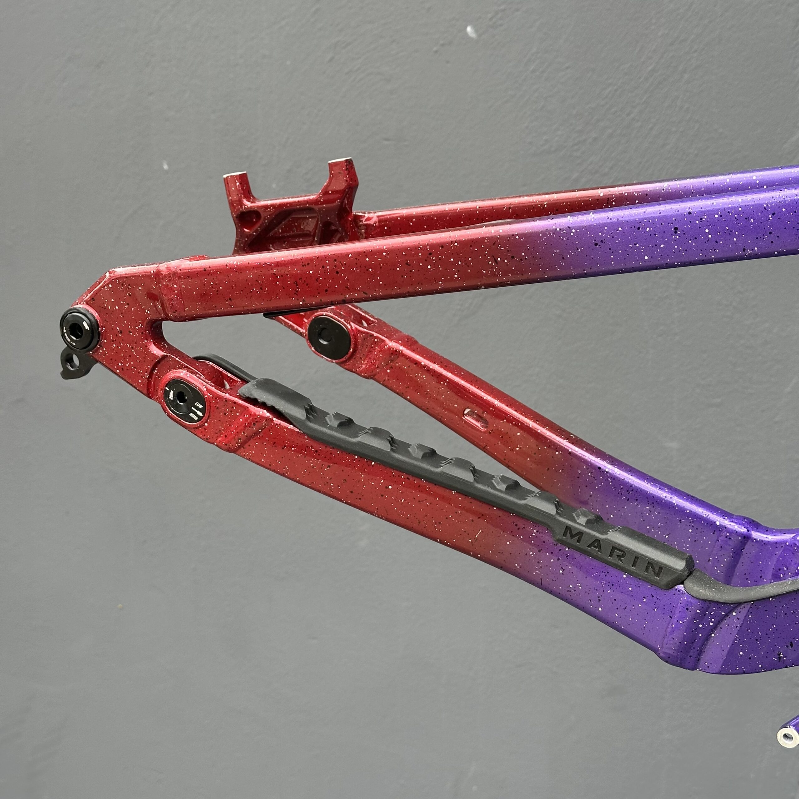 Kit Cadre MARIN Quake DH 2026 | Black Purple Red – Image 6