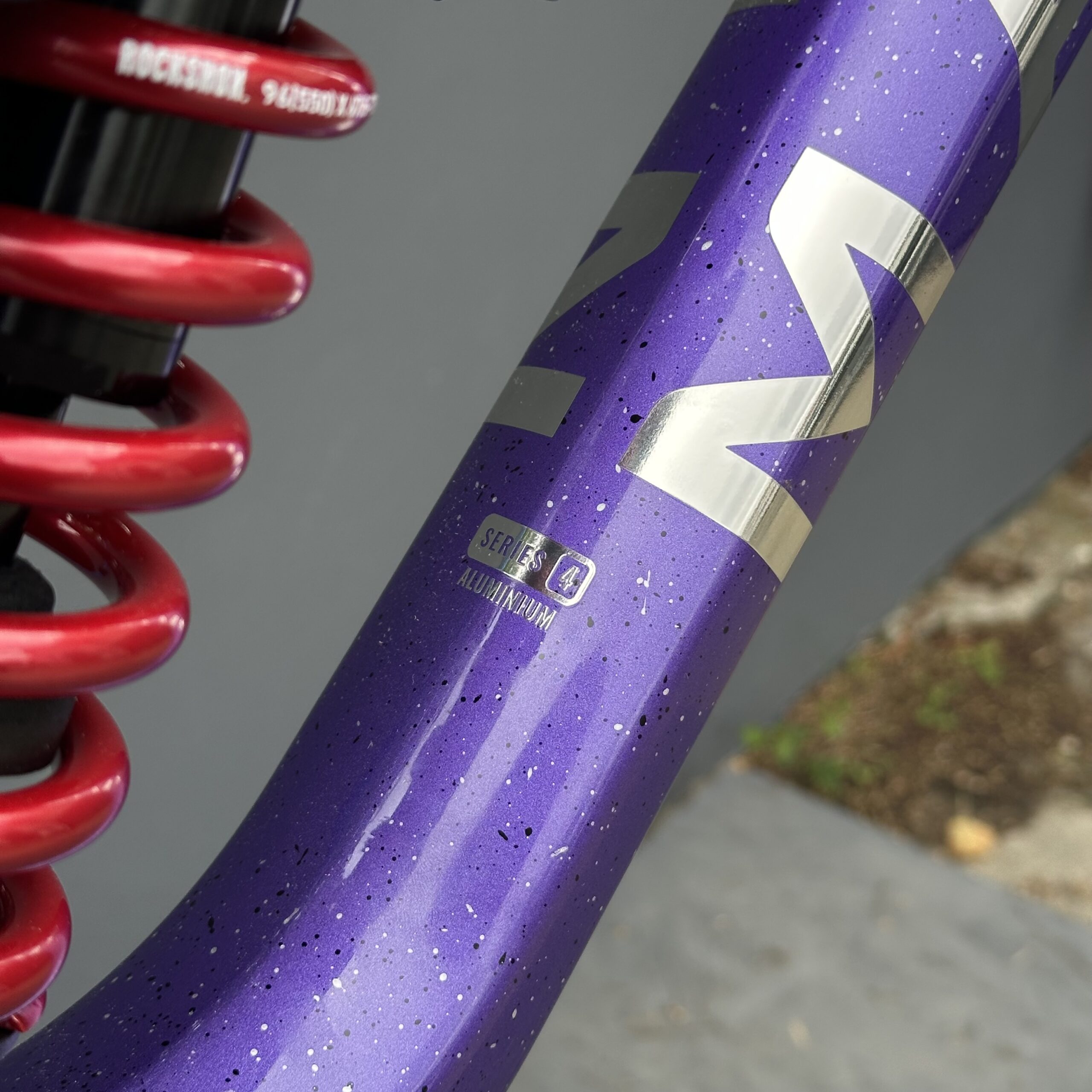 Kit Cadre MARIN Quake DH 2026 | Black Purple Red – Image 10