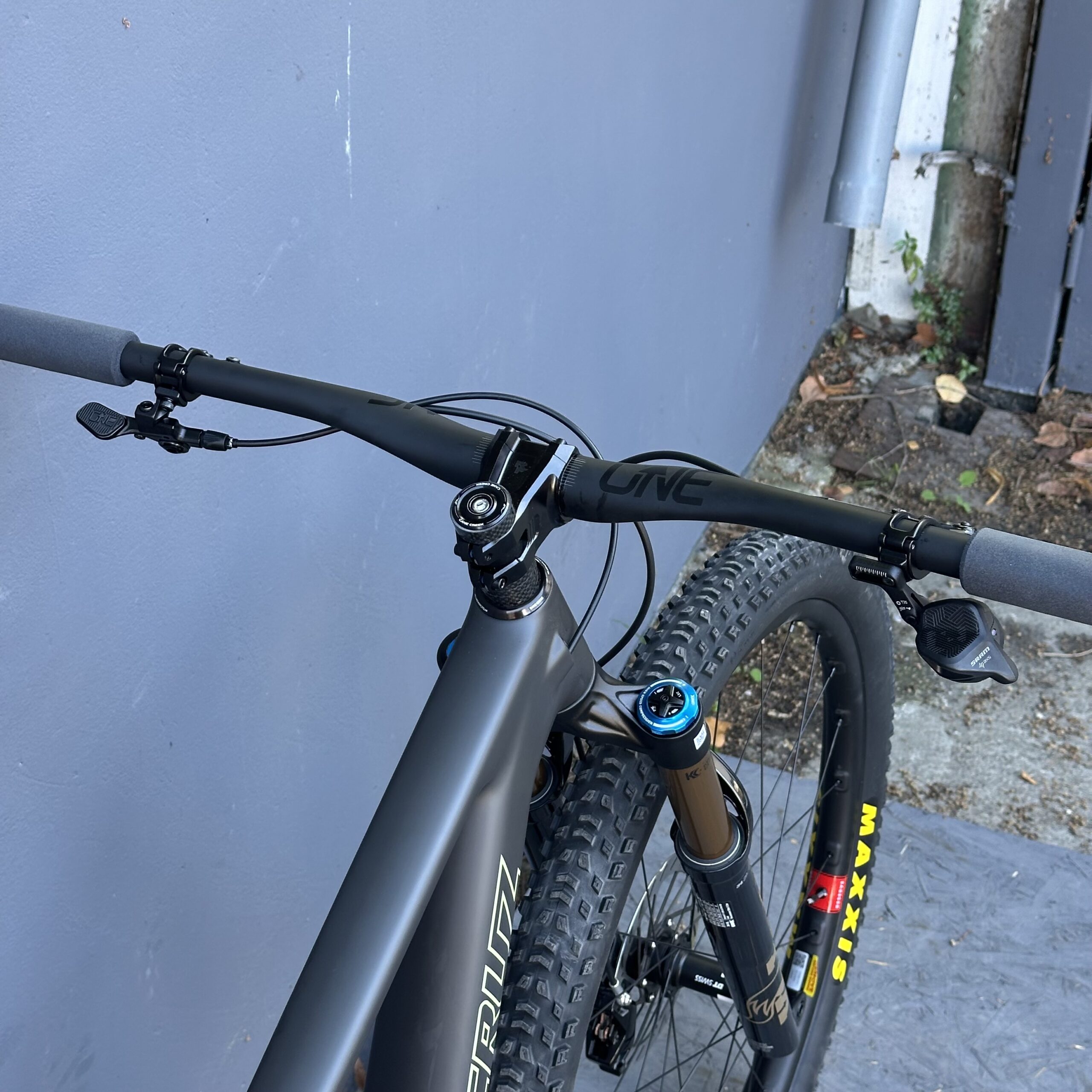 SANTA CRUZ Blur XO AXS RSV | 2027 | Matte Charcoal – Image 9