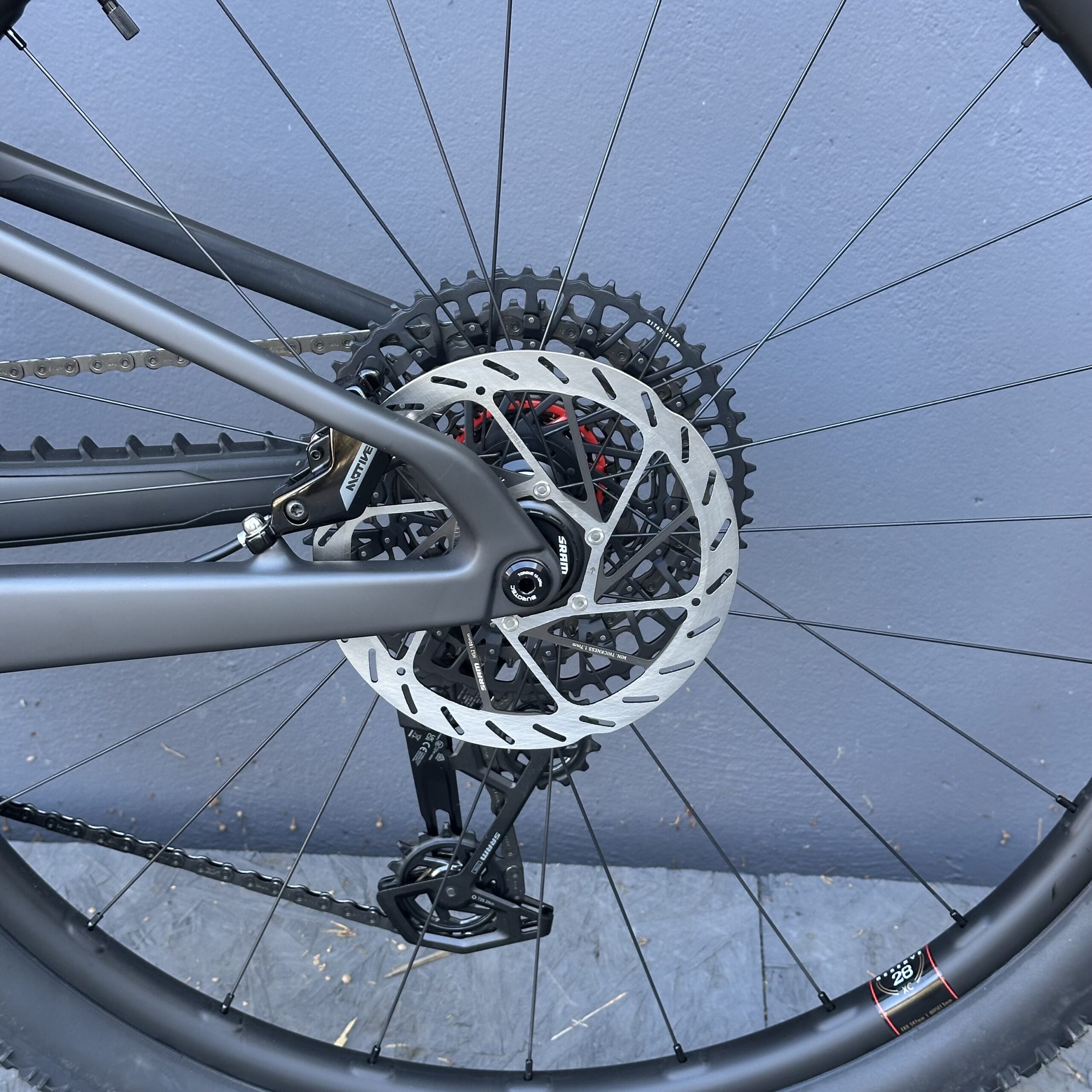 SANTA CRUZ Blur XO AXS RSV | 2027 | Matte Charcoal – Image 11