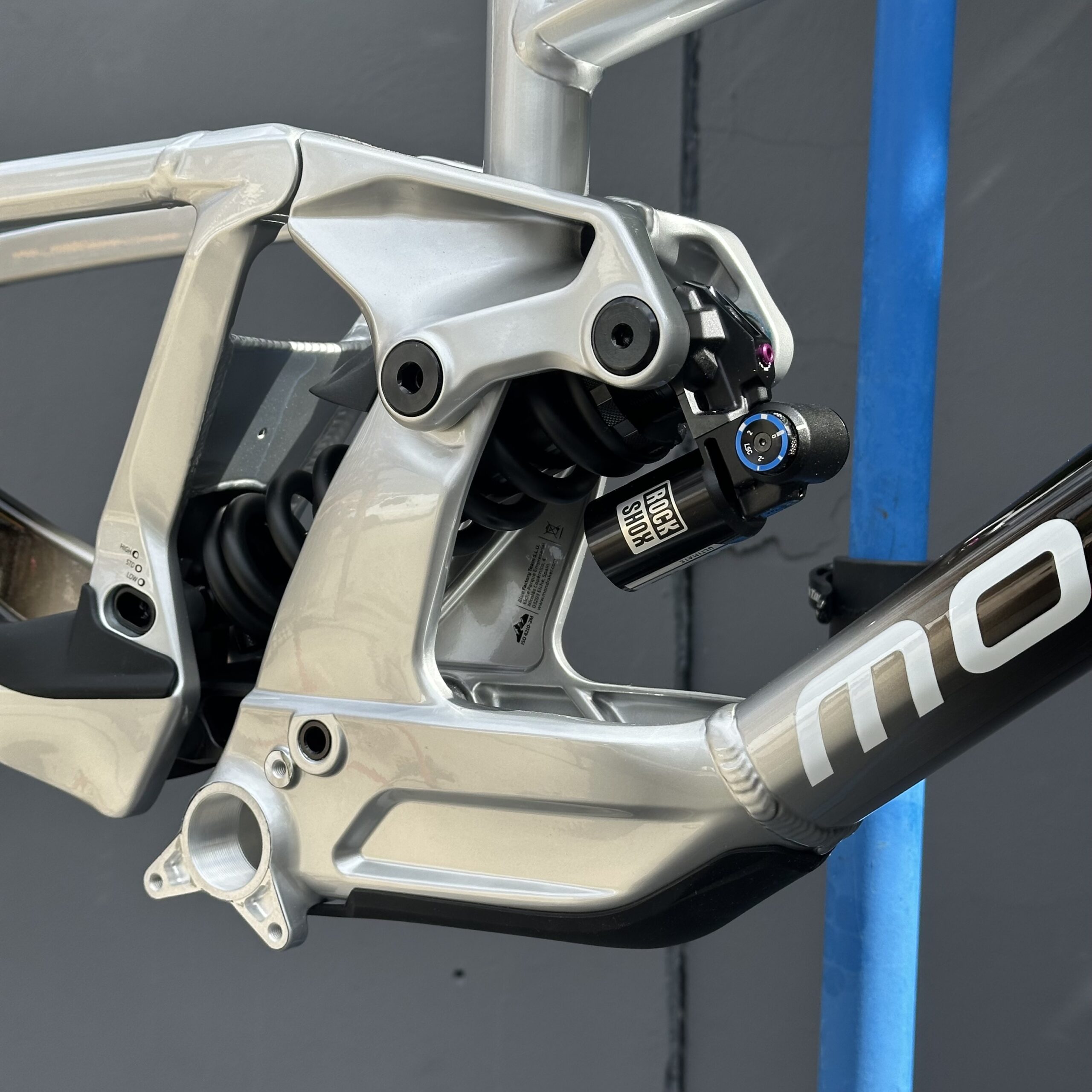 Kit Cadre MONDRAKER Summum RR Team | RockShox Vivid Coil Ultimate | Gris Noir Bleu – Image 3